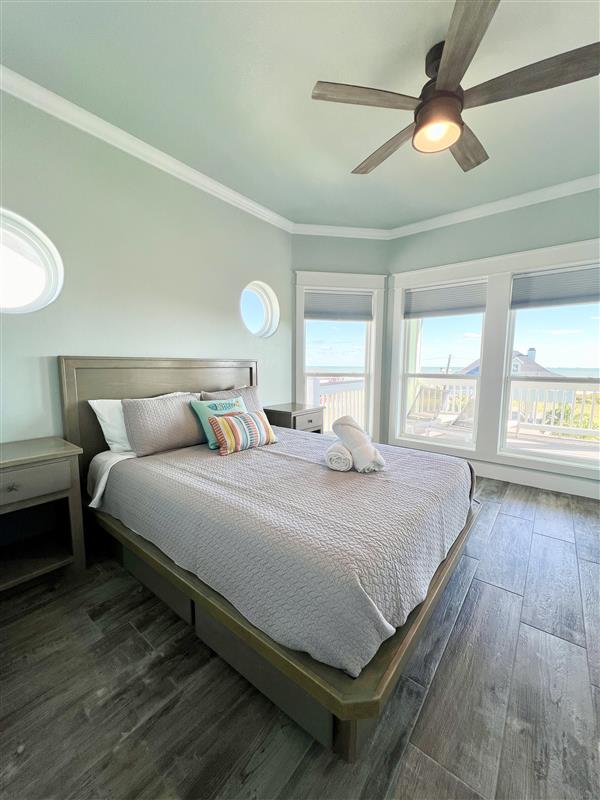 Crystal Paradise Bedroom 4: Inviting queen suite featuring Jack and Jill bathroom and a comfortable retreat for two.