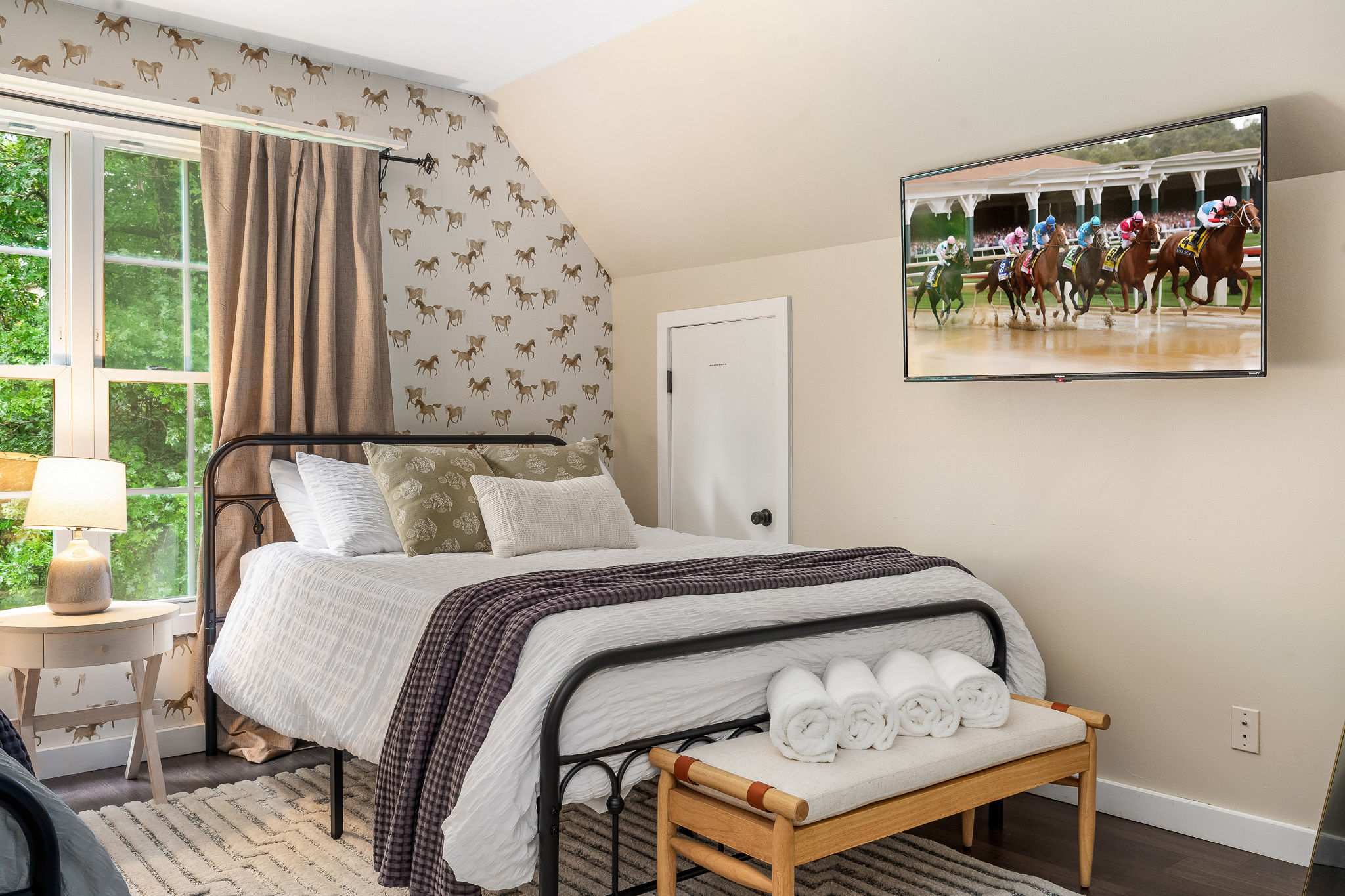 Kentucky charm meets cozy comfort Watch the races from your plush queen bed, surrounded by playful horse prints and window views that bring nature right to you. 🐎🛏️🌿