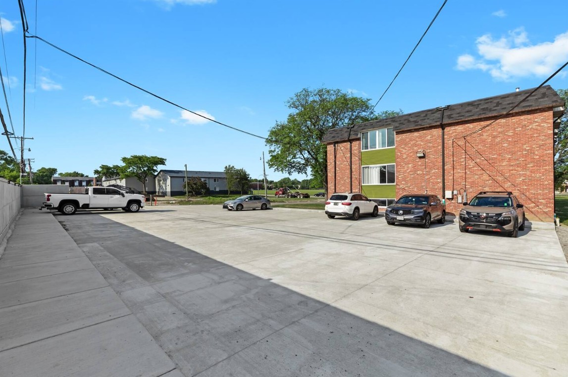 Spacious parking lot with plenty of spots—no hassle when coming and going.
