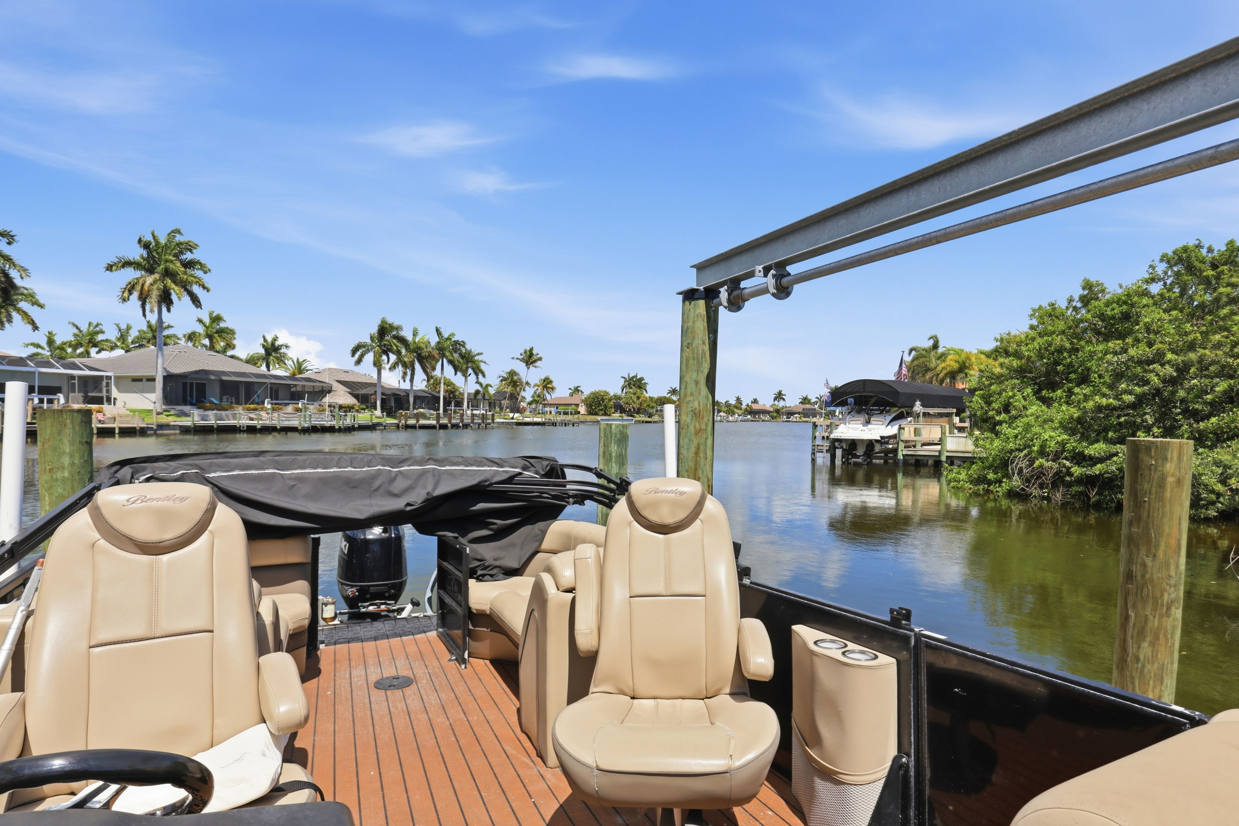 Tritoon boat