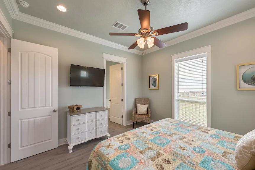 Breezy Point Primary First Floor Bedroom: Spacious and bright primary bedroom featuring a king-size bed and a private bathroom.