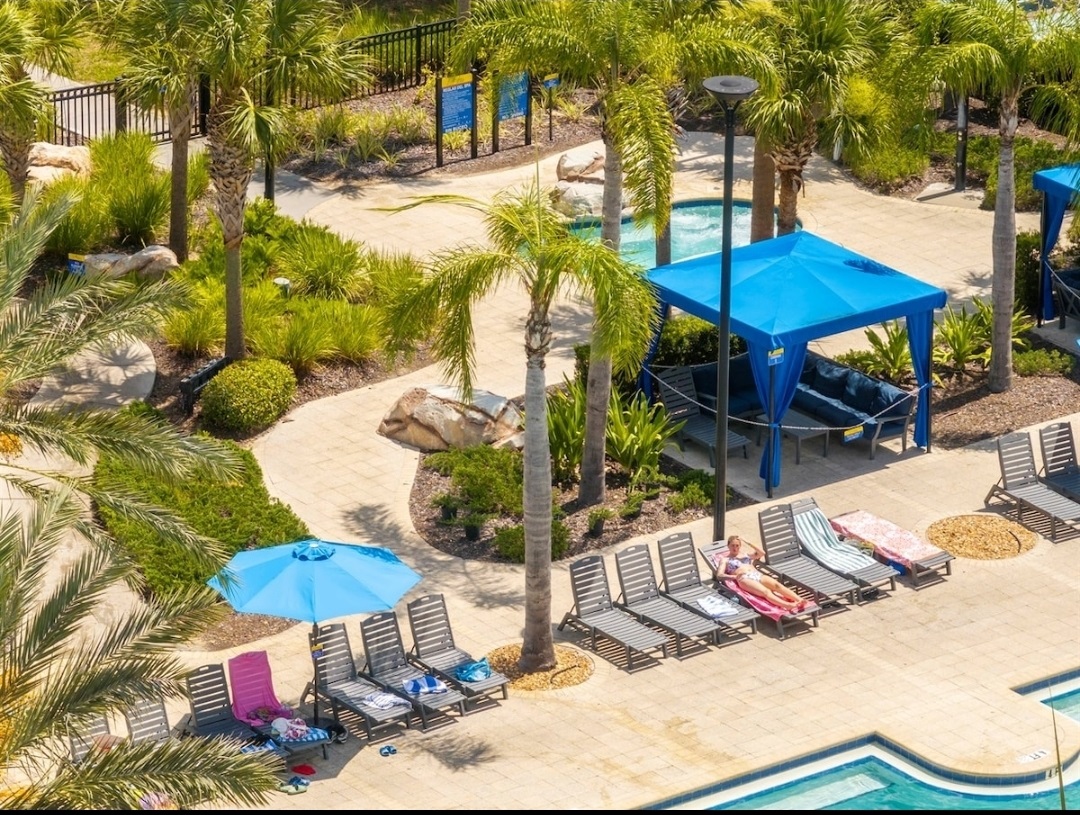 Community Hot tub & Cabanas