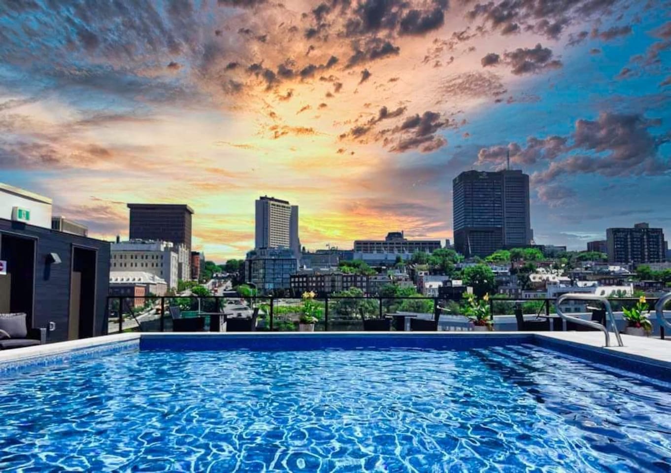 Piscine chauffée sur le toit en période estivale WOW !