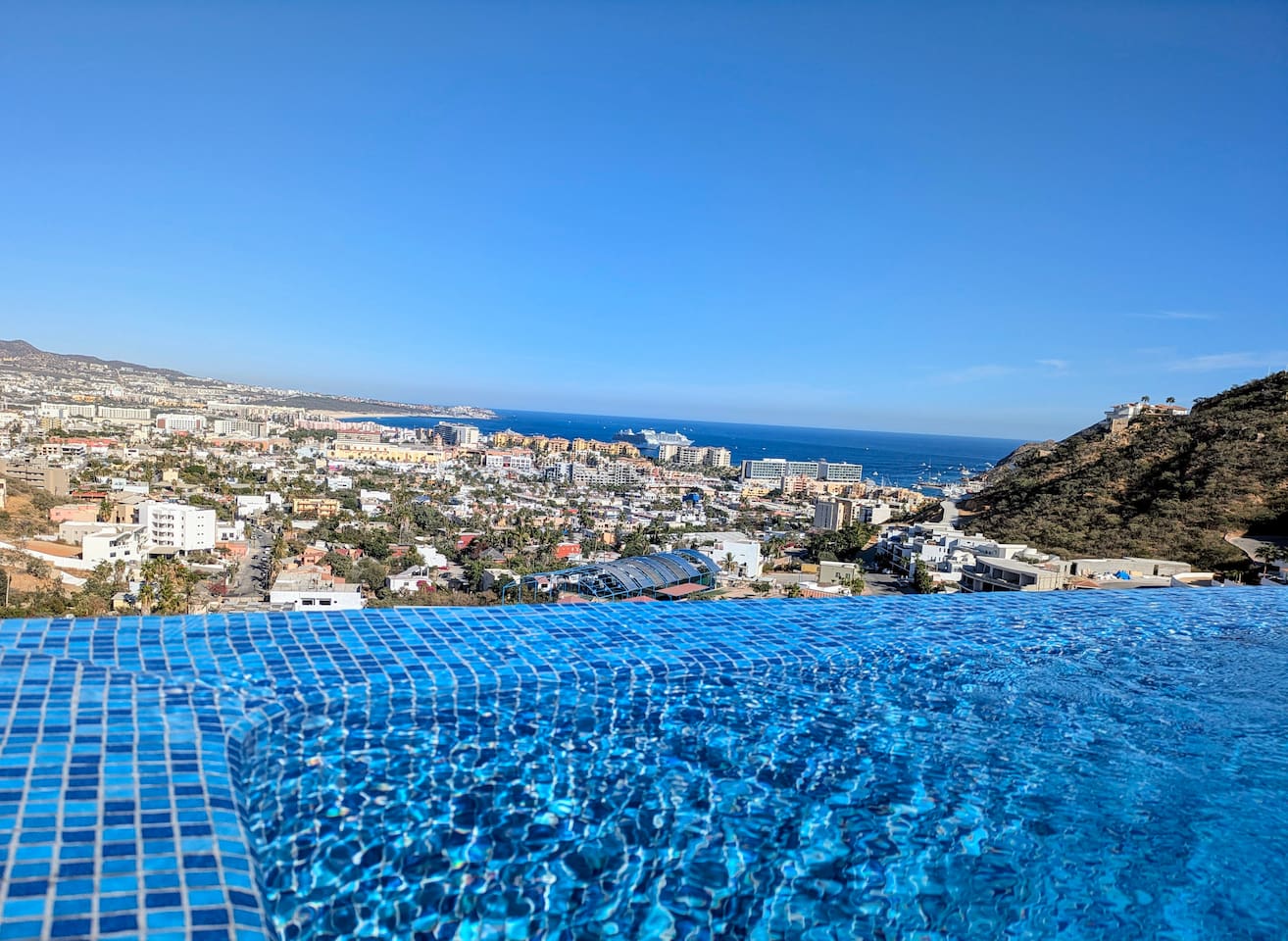 Dive into luxury at the rooftop infinity pool, overlooking the stunning marina and Sea of Cortez, with endless ocean vistas. Perfect for a refreshing swim in this Cabo paradise.