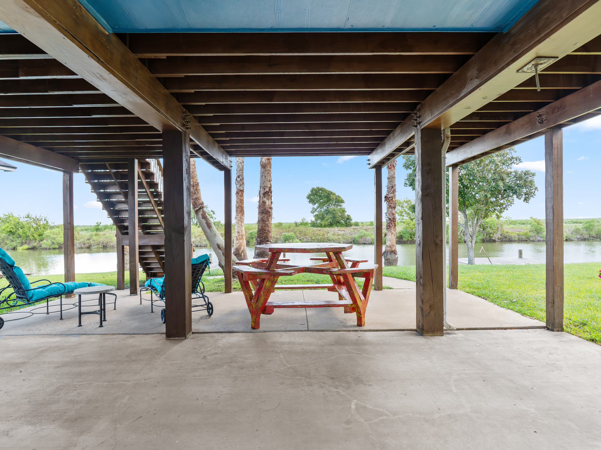 Sitting area under home