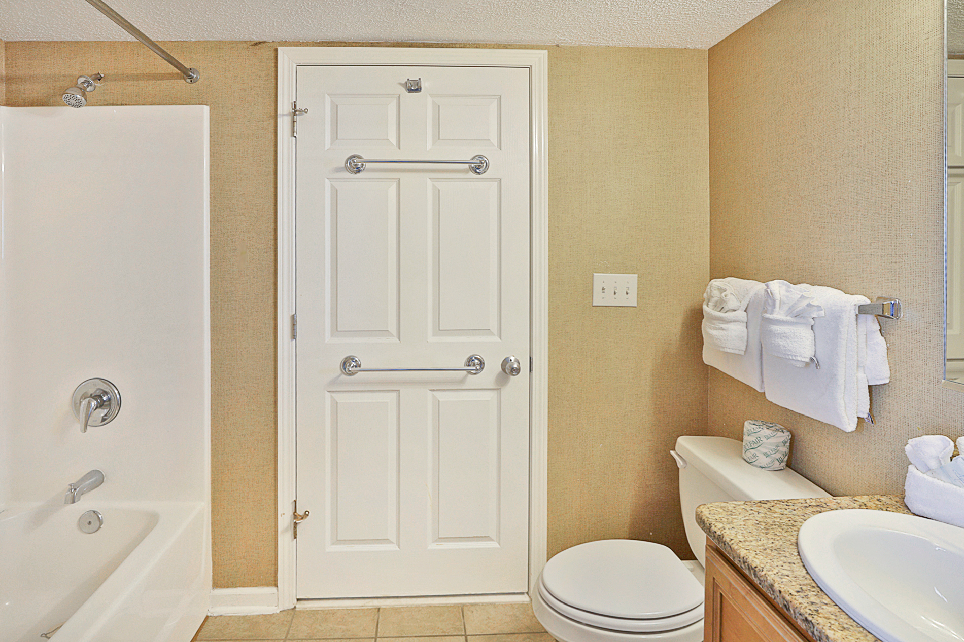 Jack-n-Jill full bath shared between 2nd Bedroom (King) and 3rd Bedroom (Queens)