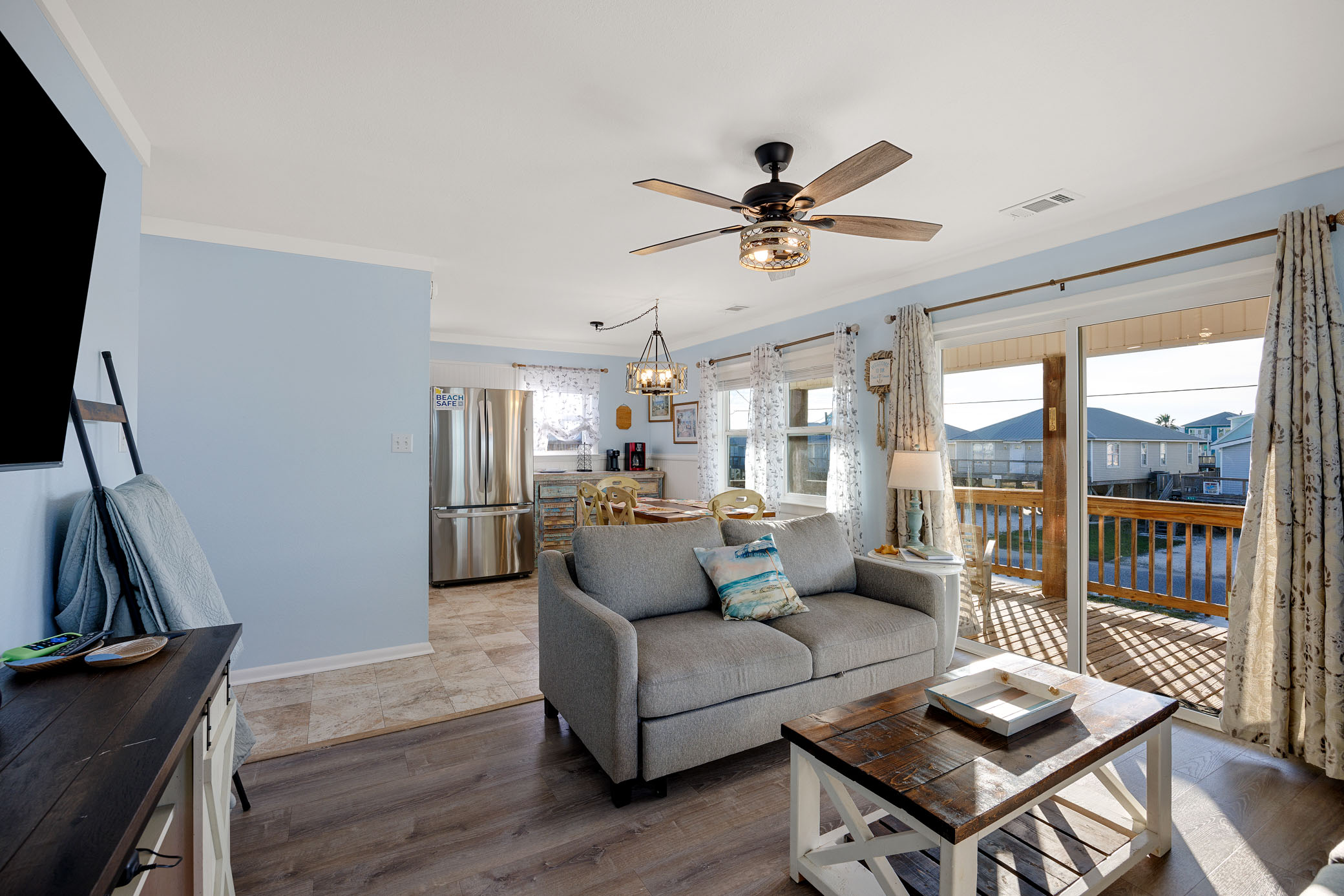 Living/dining lots of natural light