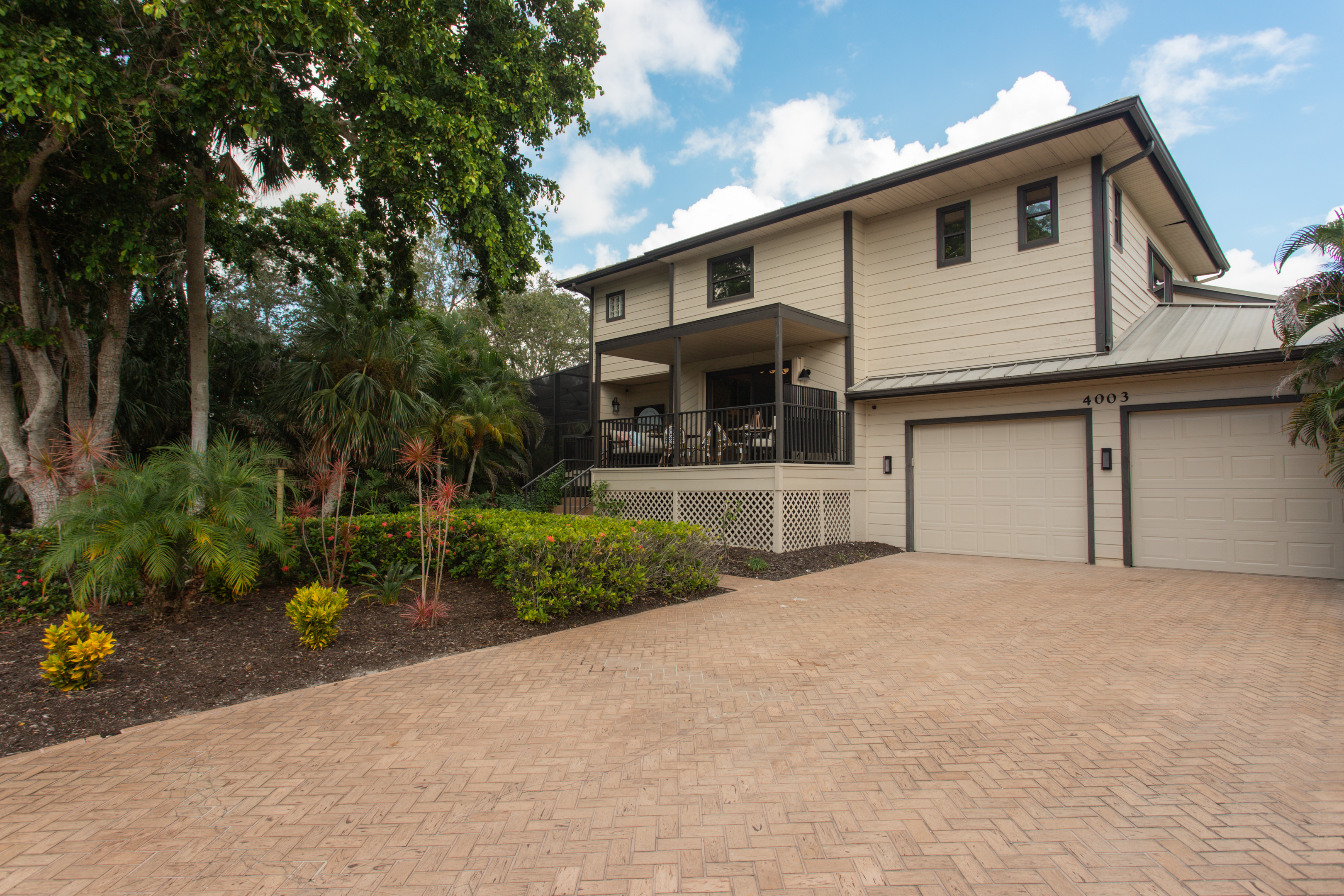 Designed for the Whole Crew.  Teams. Families. Coaches. Friends. This space flexes for game weekends and daycations alike —  walkable to IMG Golf Course and quick drive to IMG Fields. Easy 15 min drive to world famous beaches on AMI or Longboat/Siesta Keys