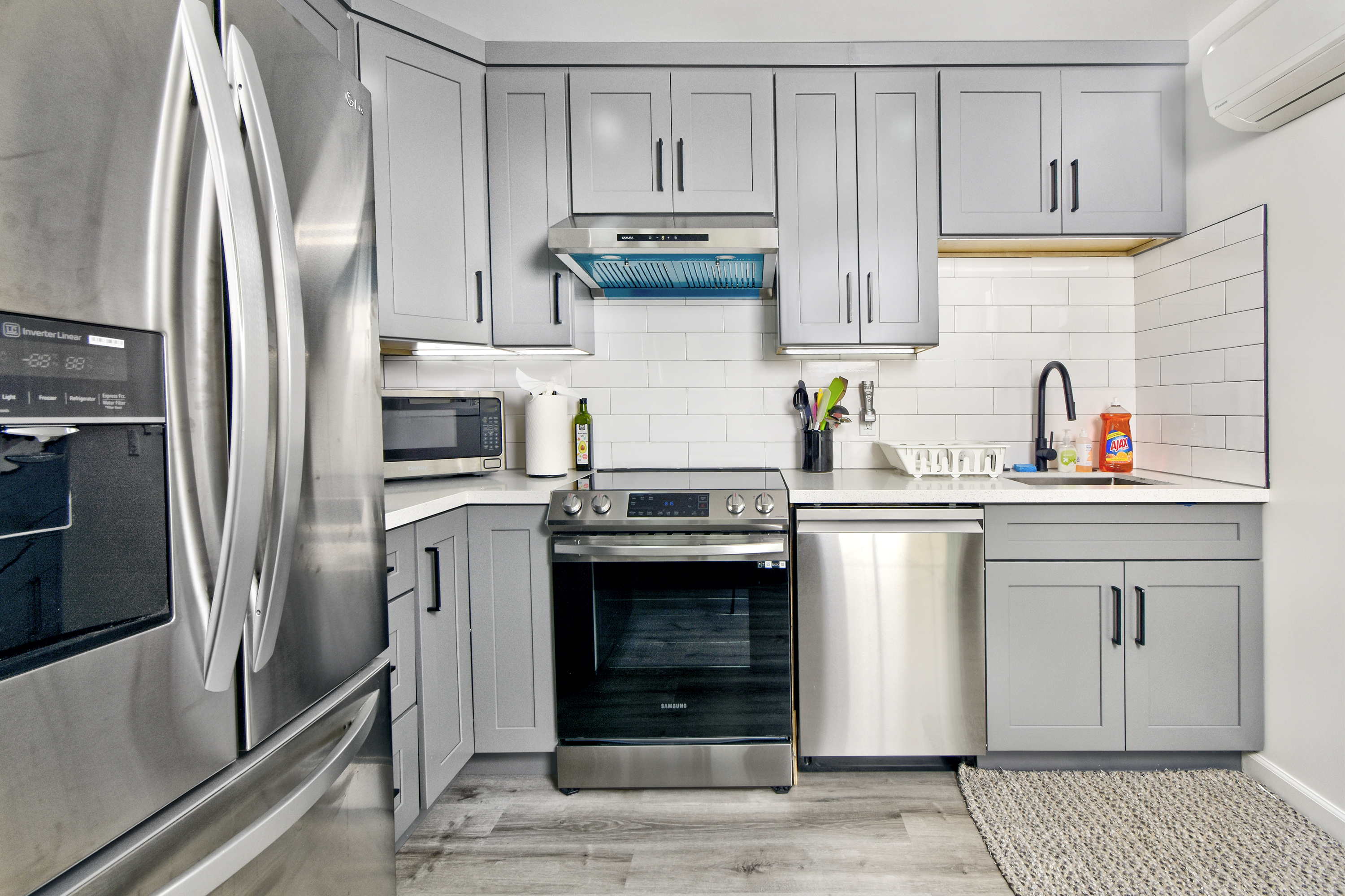 02-1362-shortridge-unit-b-jadu-full-kitchen-with-stainless-appliances
