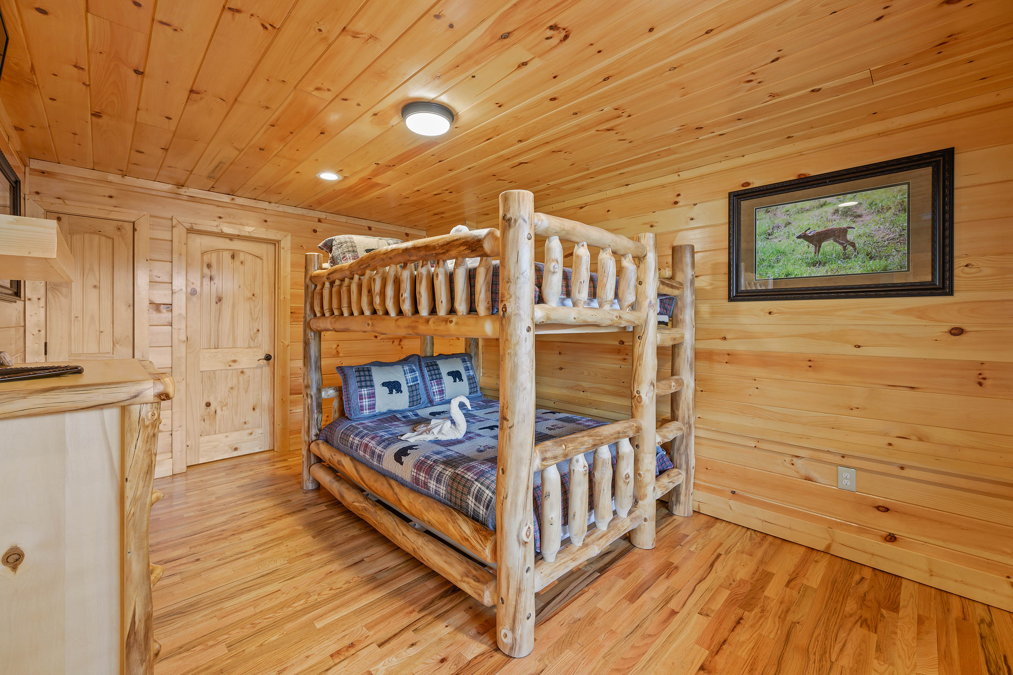 Bed 3: Lower level, Queen bunk, En-suite full bath, TV