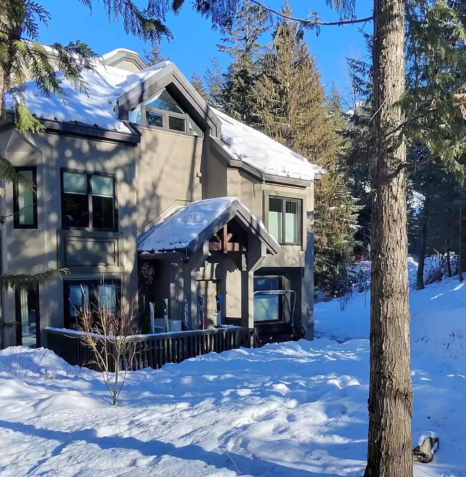 Best Whistler Rental is sun drenched end unit townhome directly overlooking Fitzsimmons Creek at the entrance to Skier’s Plaza in Whistler Village.  Whistler Gondola, Fitz Express & Excalibur Gondola are steps from your front door. 