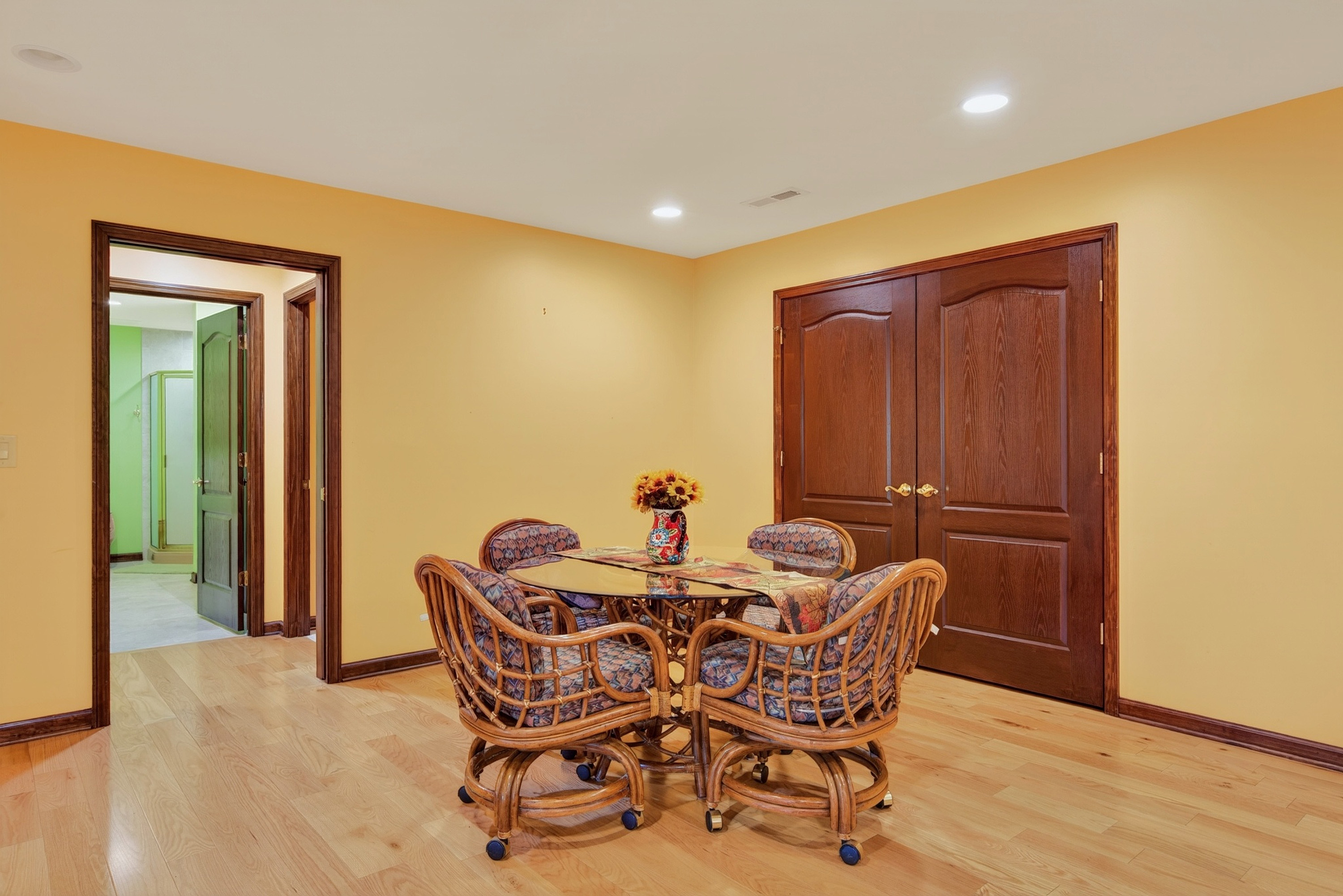 Lower level seating for 4