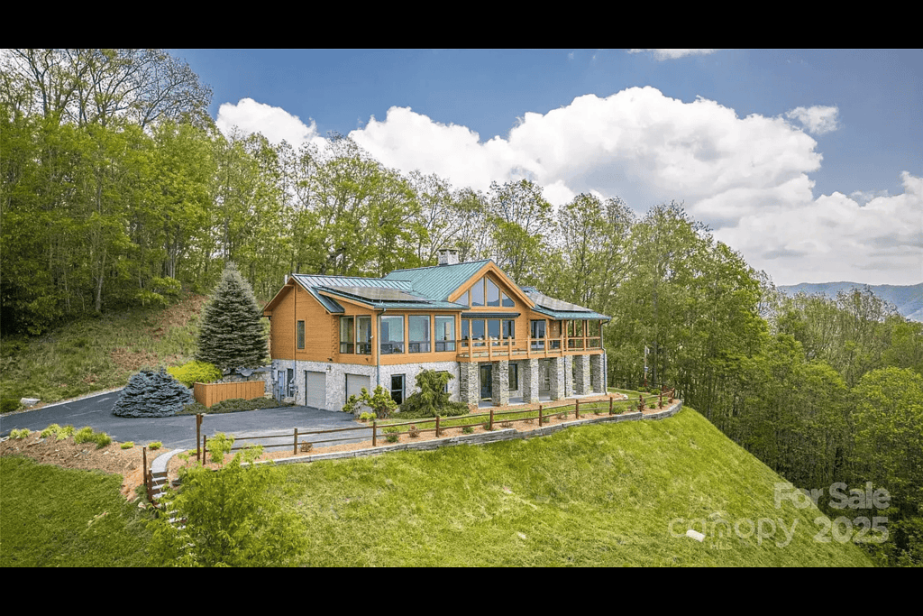 Scenic Retreat: Stunning mountain views from a beautifully crafted, inviting exterior!