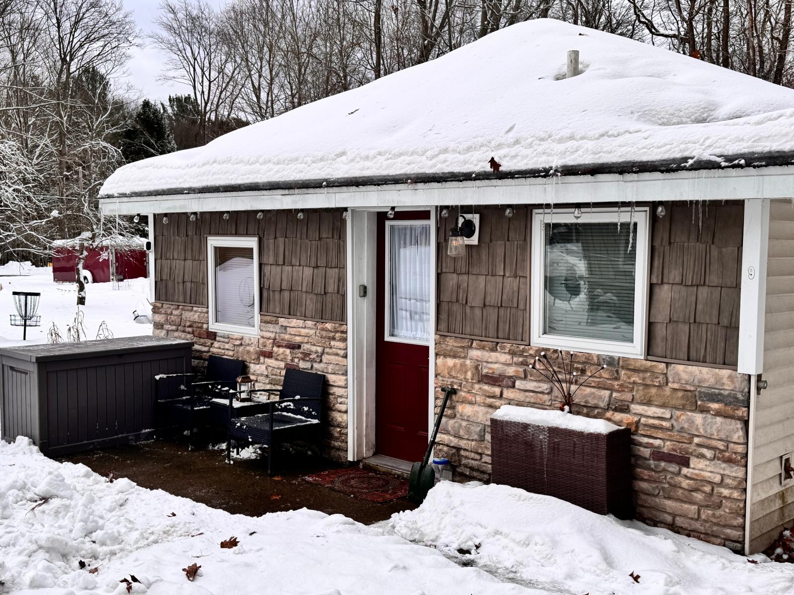 Due cottage - Step into your winter escape through this serene, snow dusted front entrance