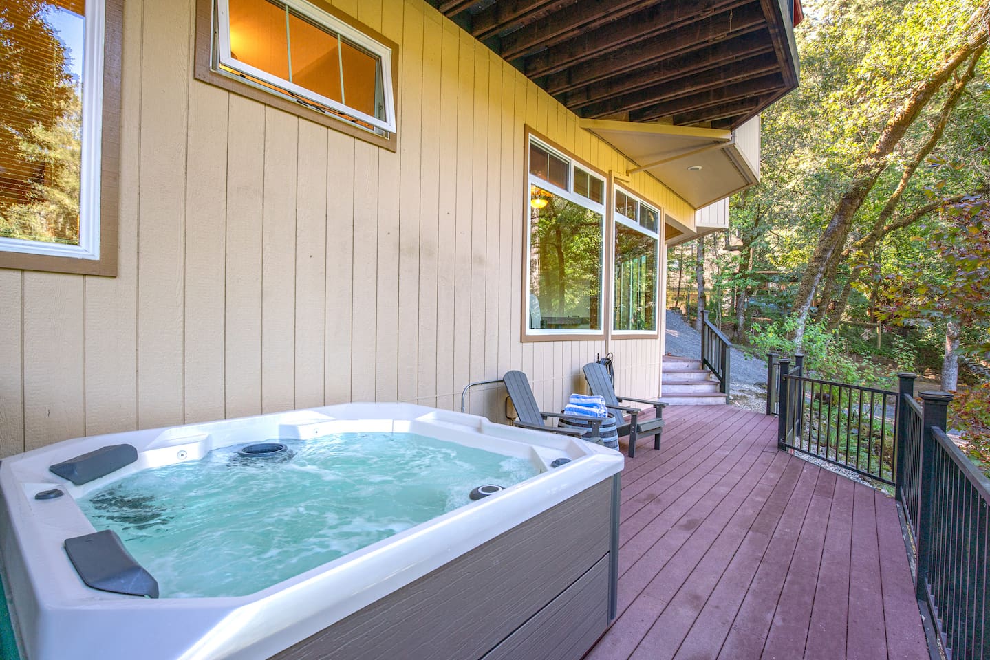 Find your Zen in the midst of nature - Take a dip and enjoy our hot tub!