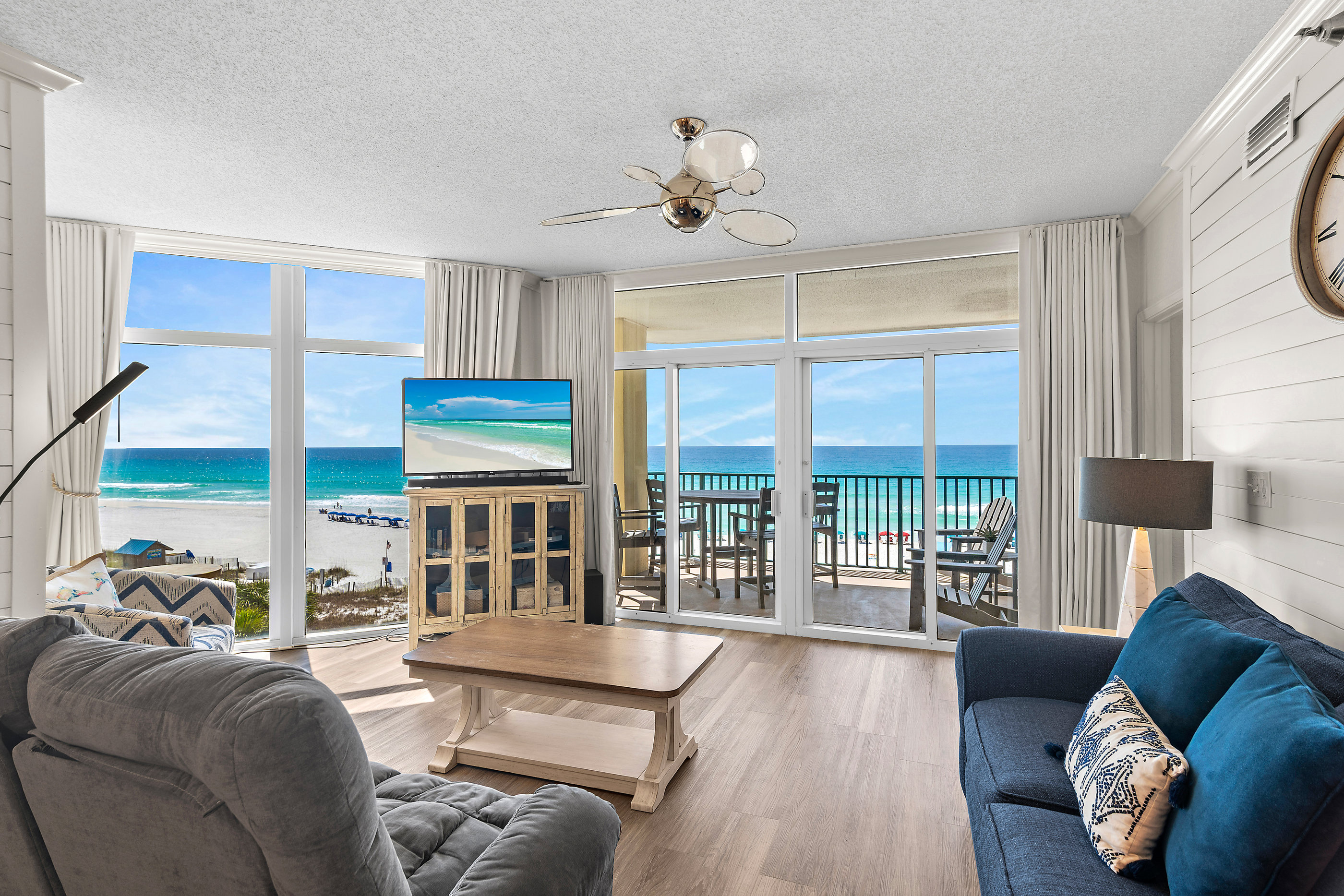 Jade East 420 has a Comfortable, open living space with Smart TV, Balcony Access, a Wet Bar, and HUGE Gulf and Beach Views through Floor to Ceiling Windows! 