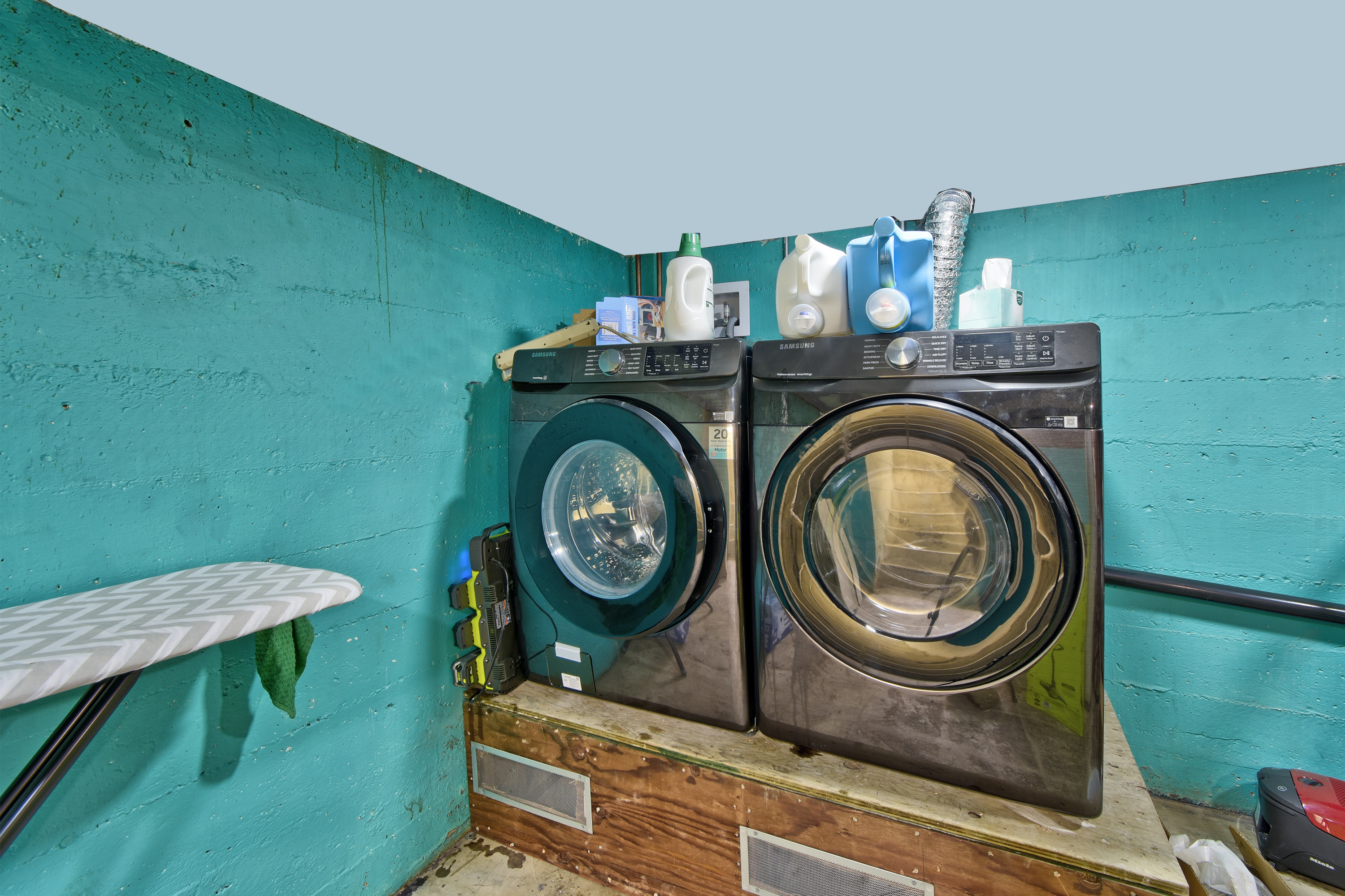 16-1362-shortridge-self-service-laundry-room-shared