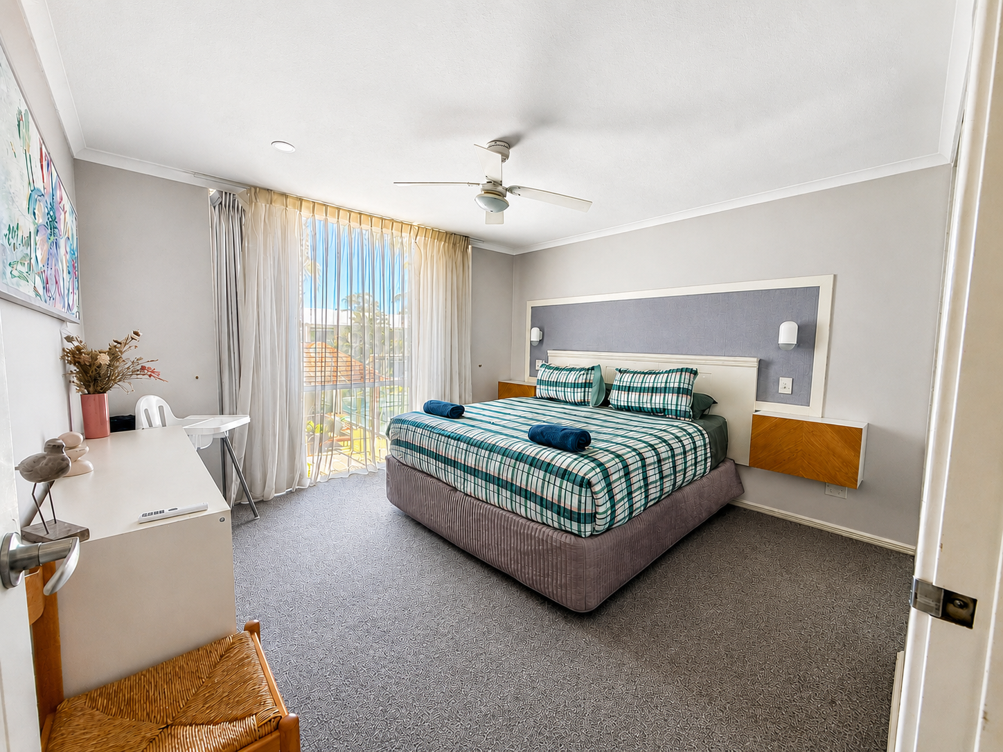 Josh's Sea Breeze | Beach Walk, Pool & Marina holiday home in Mandurah