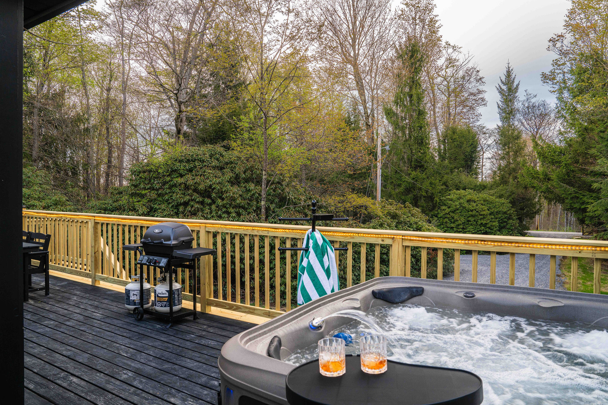 ♨️ Sink into the 5-person hot tub with nothing but forest in every direction.