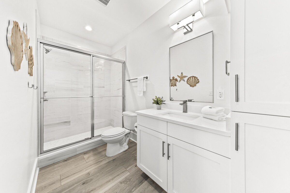 Walk in shower in this en-suite bathroom, plenty of storage too.