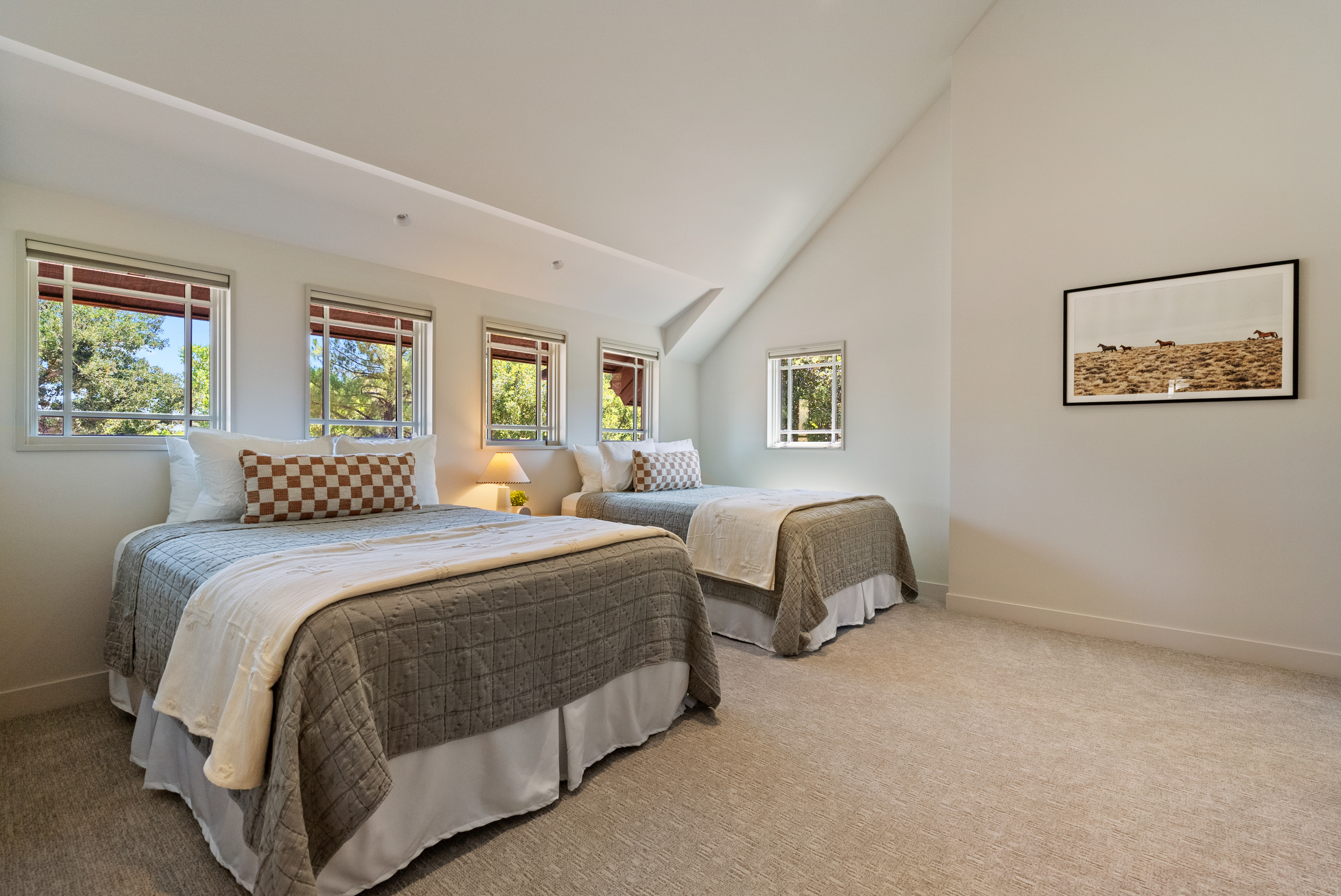 Ideal family room with two comfortable queen beds