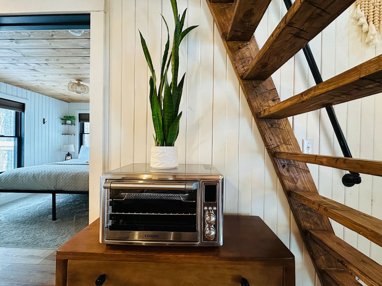 The kitchenette in our treehouse features a cooktop and toaster oven for meal preparation, but please note that it does not include an oven.
