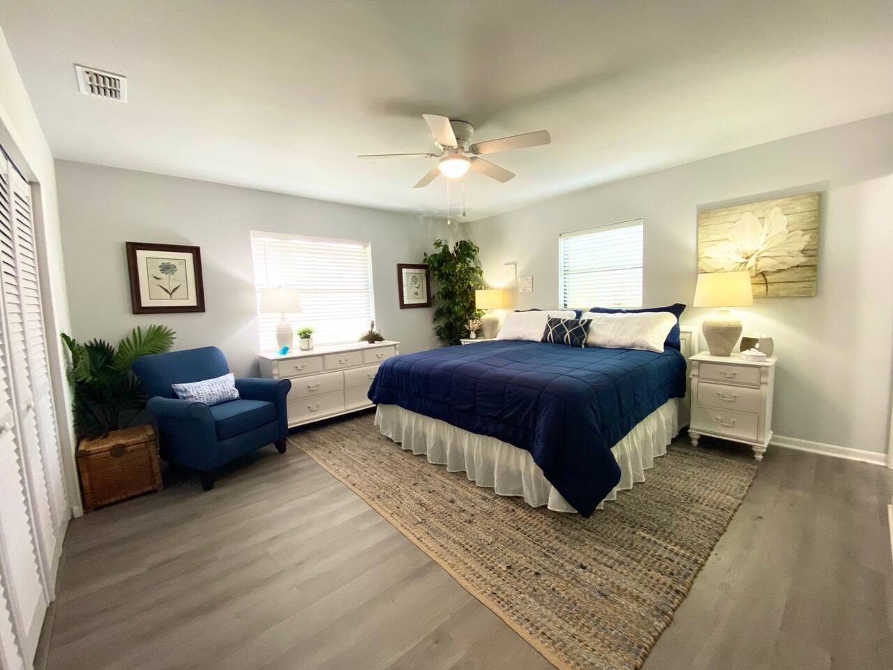 Spacious master bedroom with a comfortable king bed to enjoy a great night's sleep.