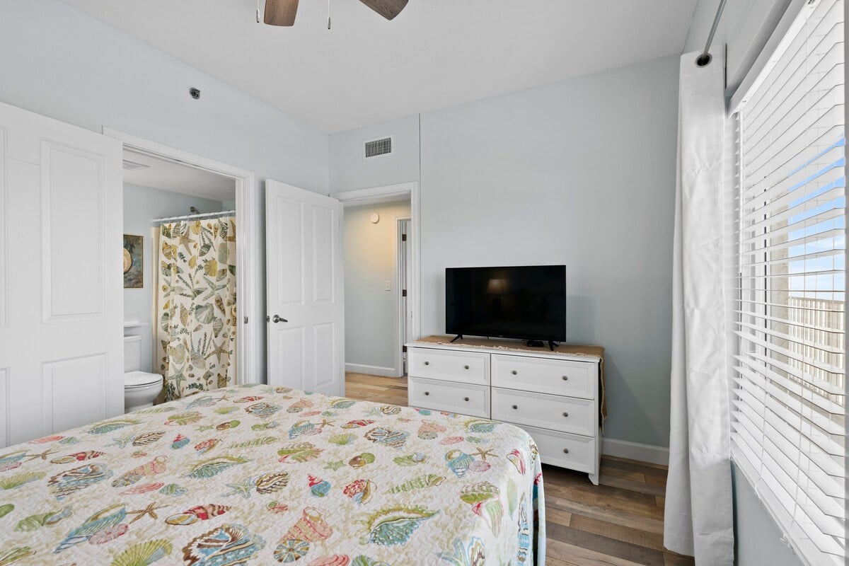 Main bedroom 2 with ceiling fan and smart TV
