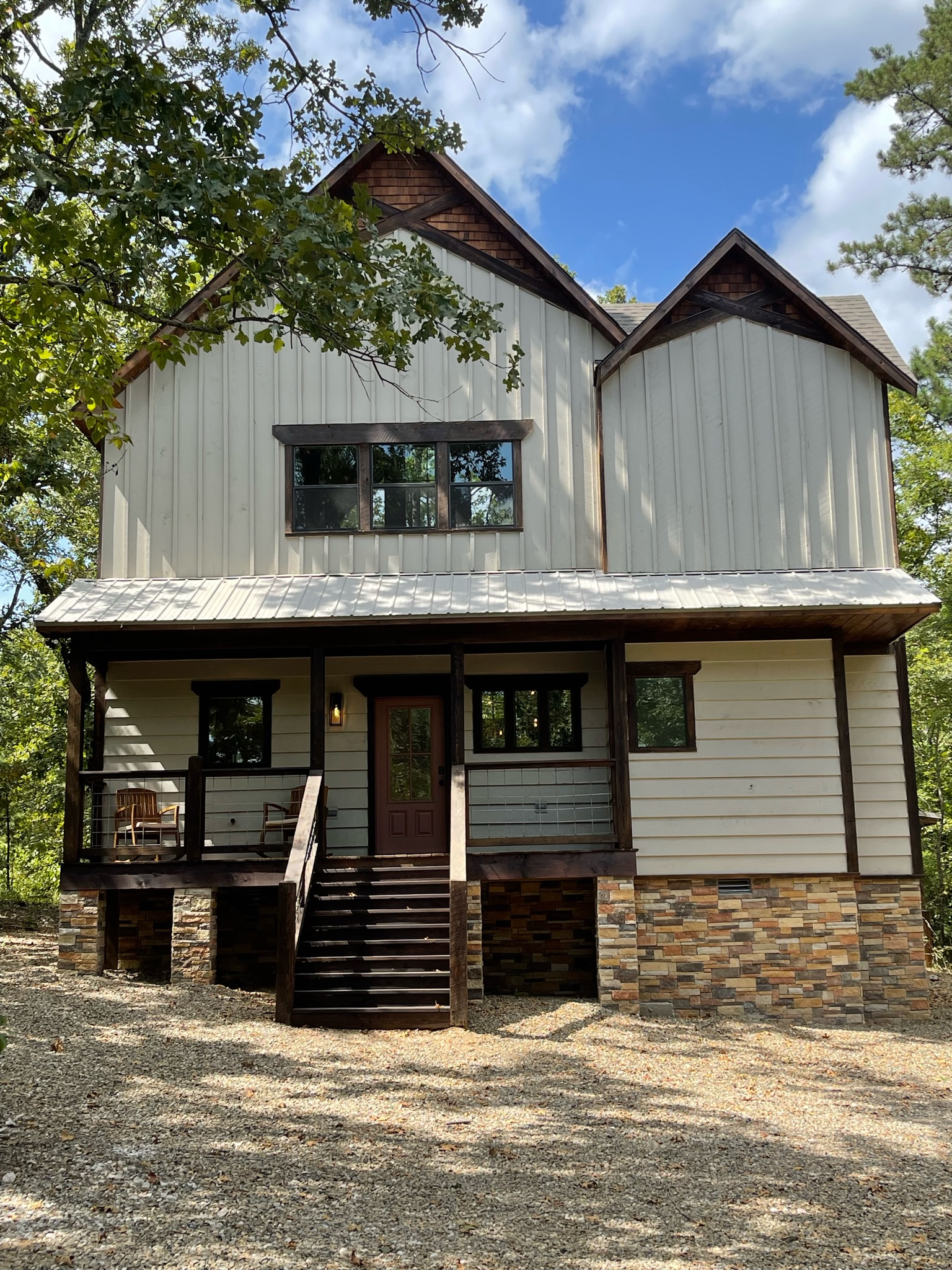 Front view of Vanilla Bean Cabin. Your peaceful place of relaxation after seeing the sights in and around Beaver's Bend/Broken Bow and Hochatown.