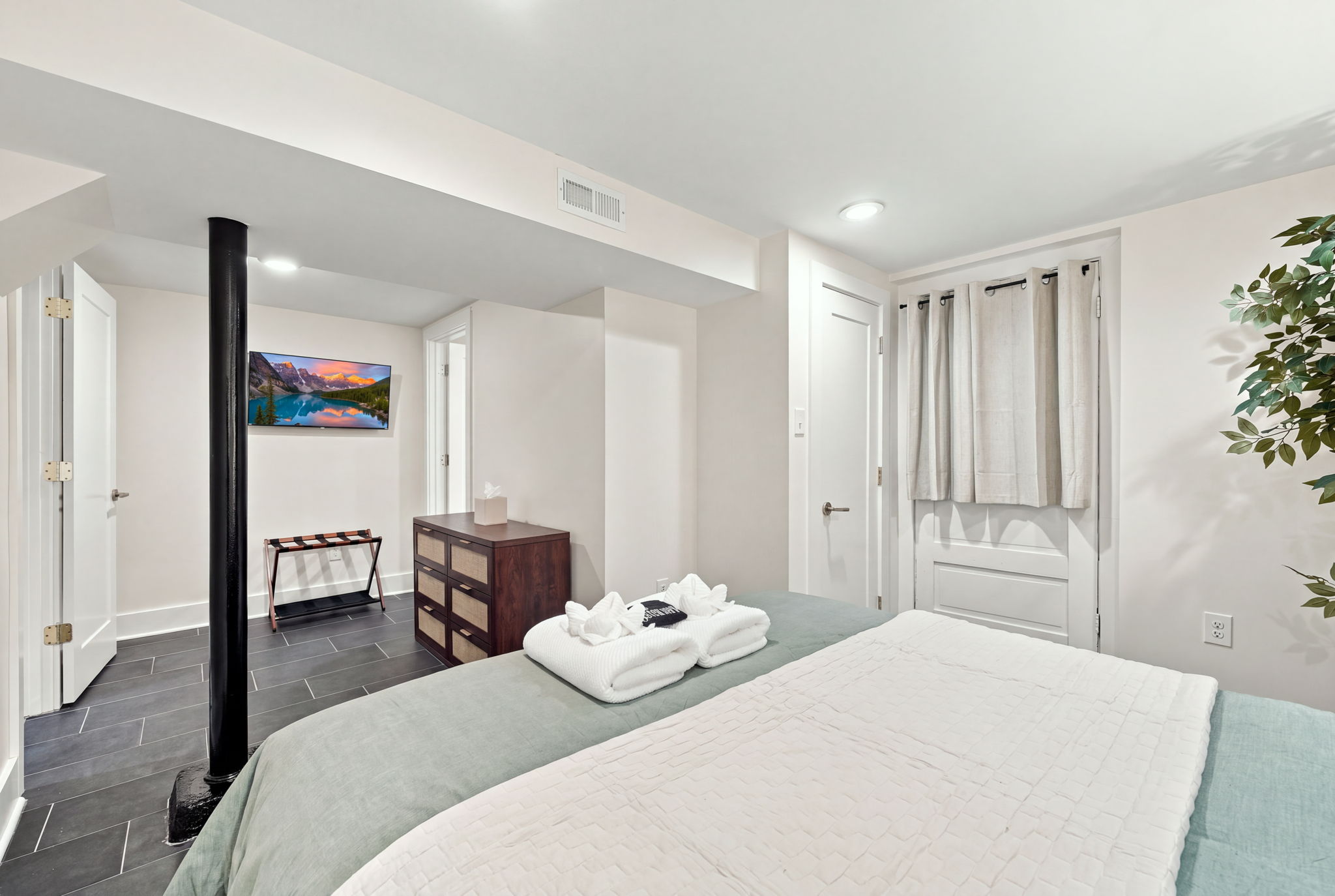 Relaxing Retreat: Stylish room with sleek decor, modern amenities, and serene vibes await you!