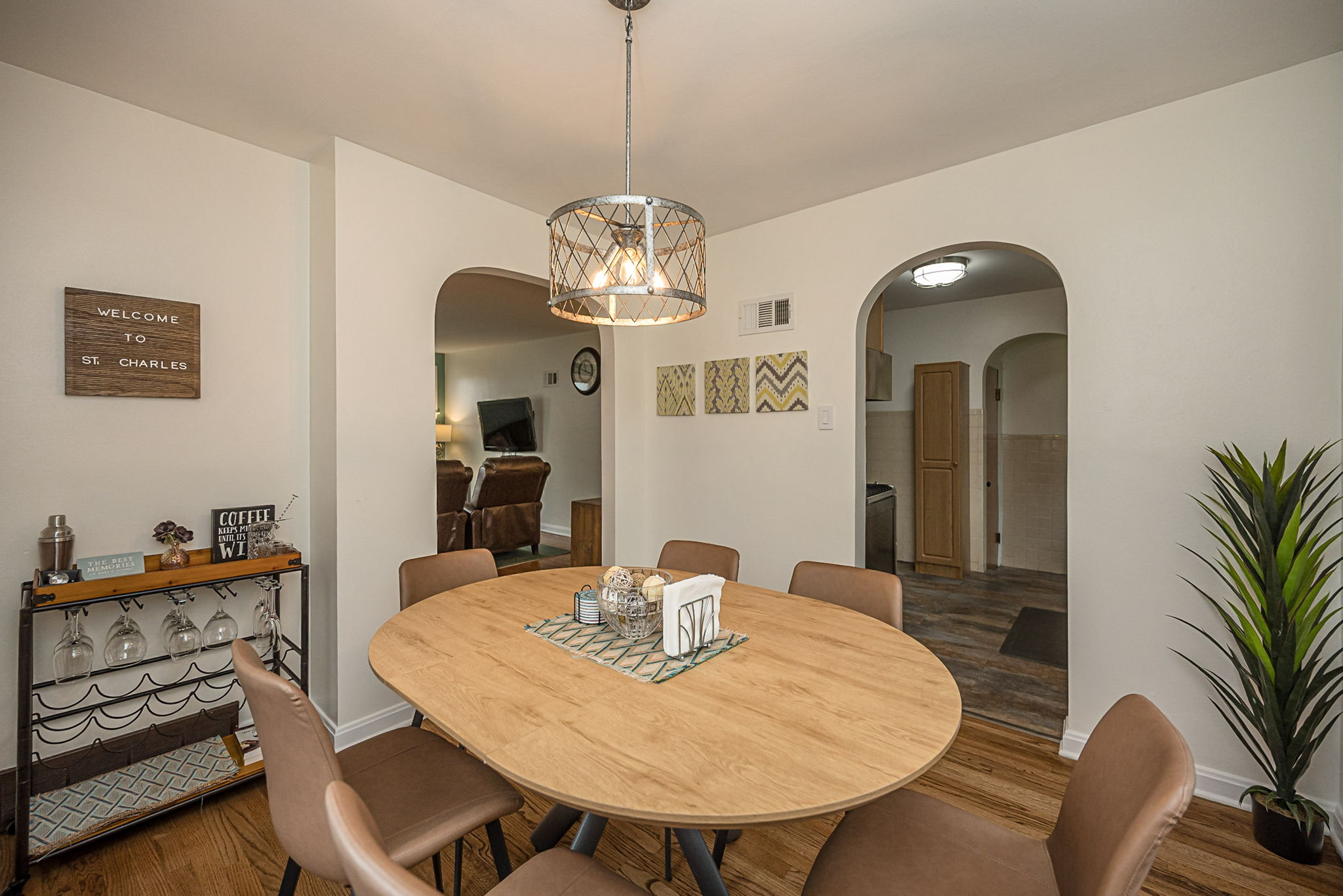 Bright dining area just off the kitchen.