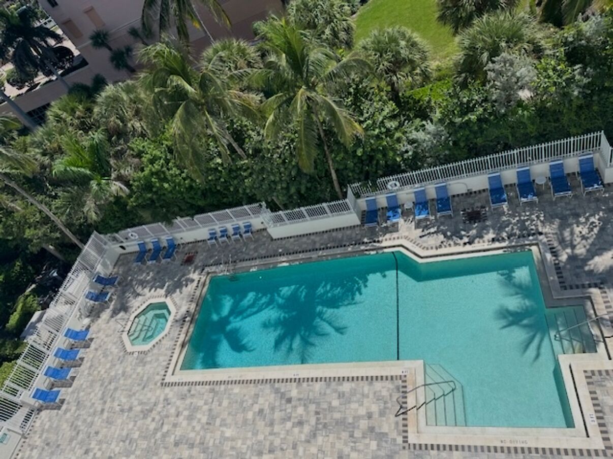 Outdoor pool & jacuzzi