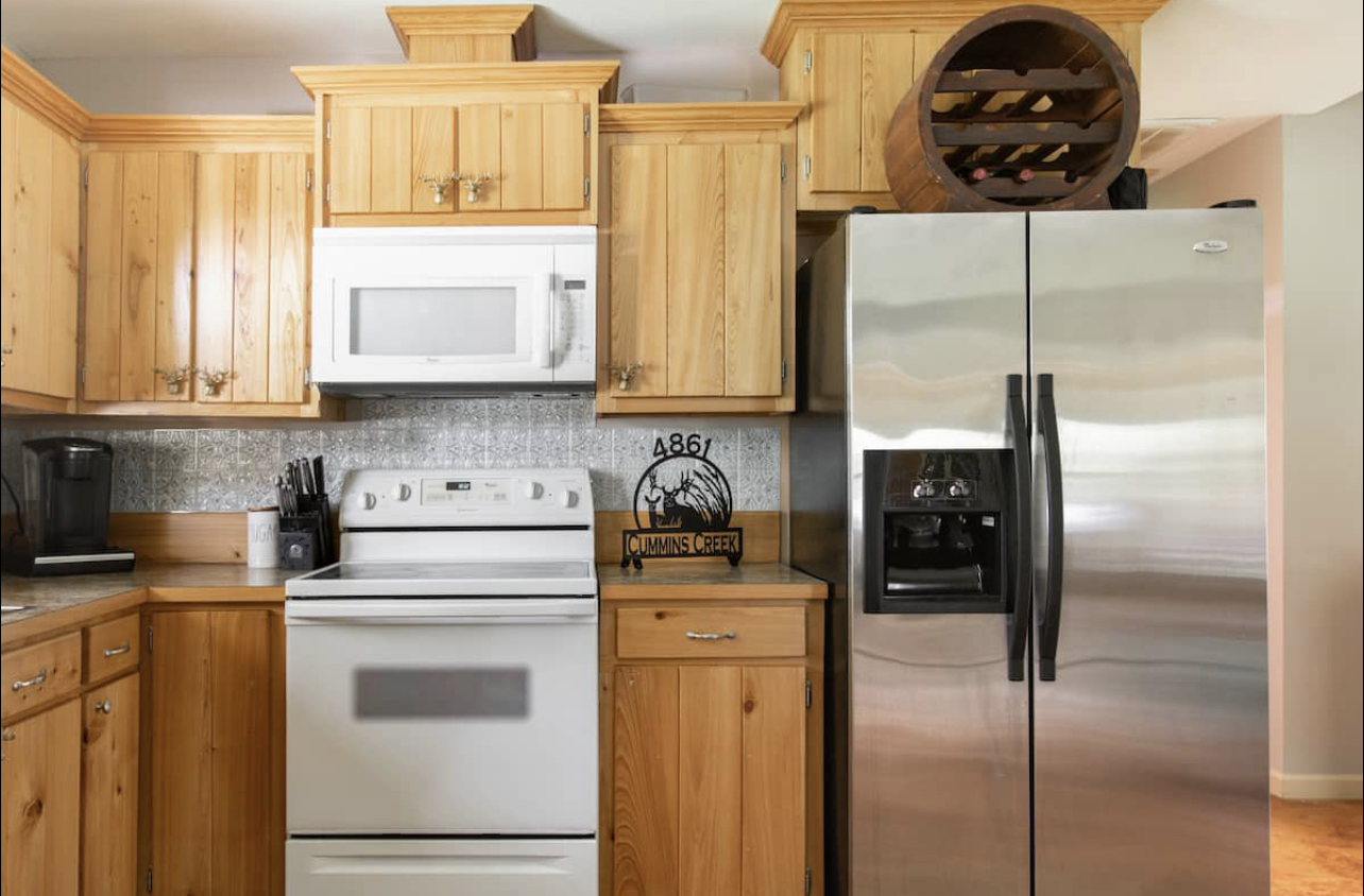 Full size fridge and even a deep freeze. Town and Grocery Stores are just a 20 minute away (or a stop on your way in)