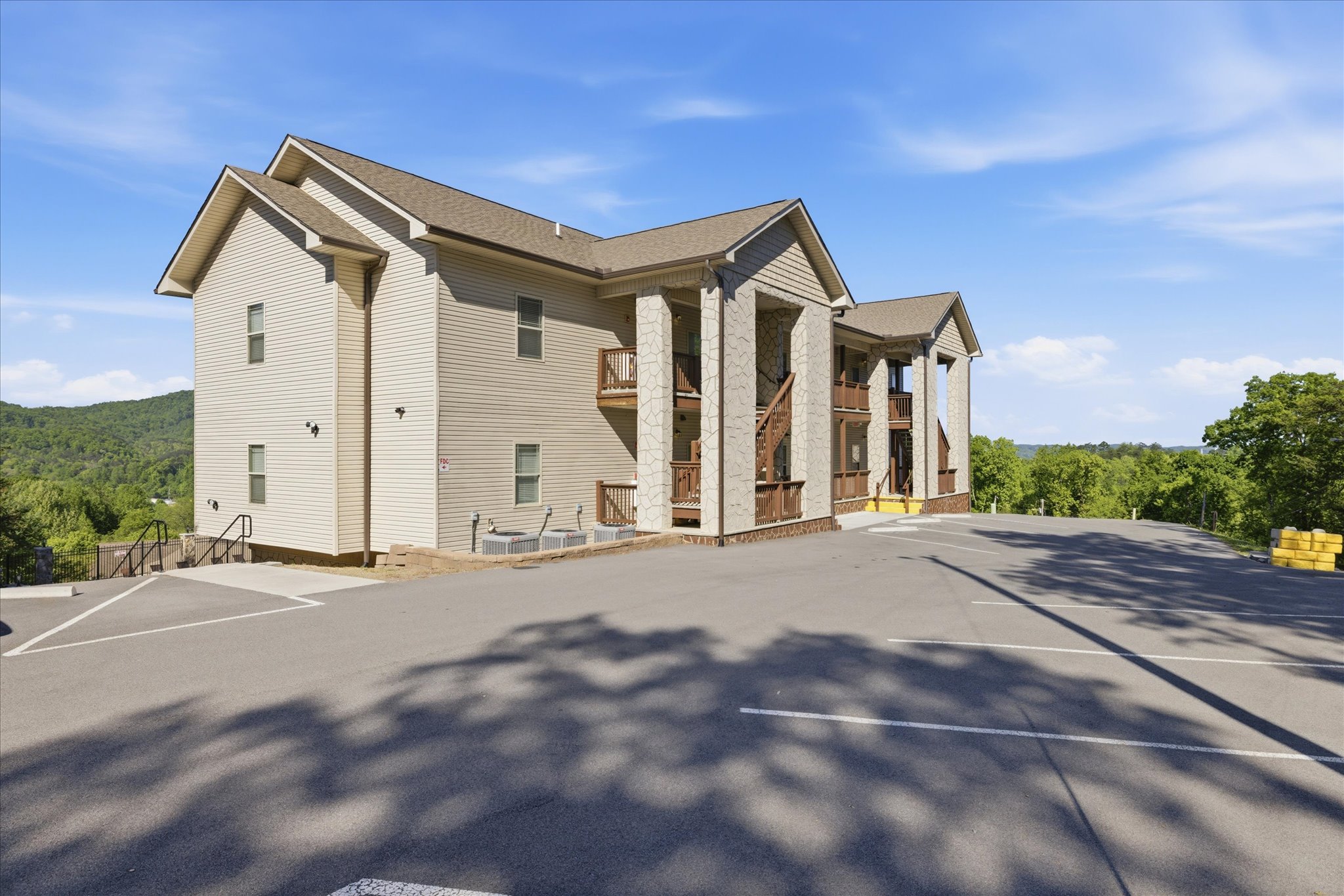 Pull in, park with ease, and you’re here—no long walks, no confusion. The clubhouse is right ahead, so unloading and getting settled is quick and simple.