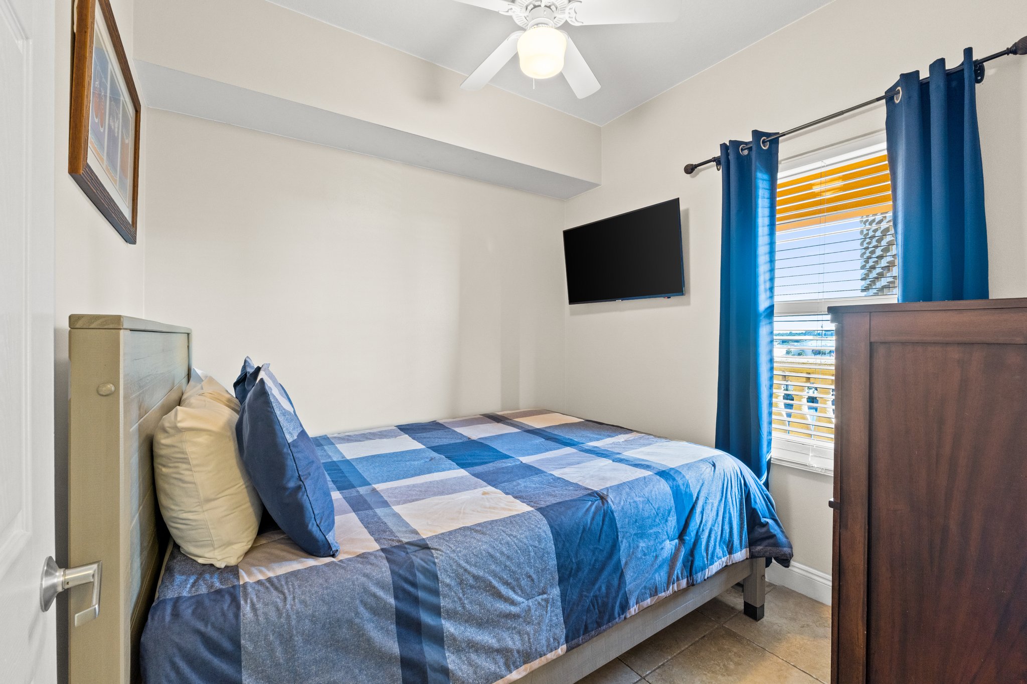 3rd bedroom Queen bed, flat screen tv