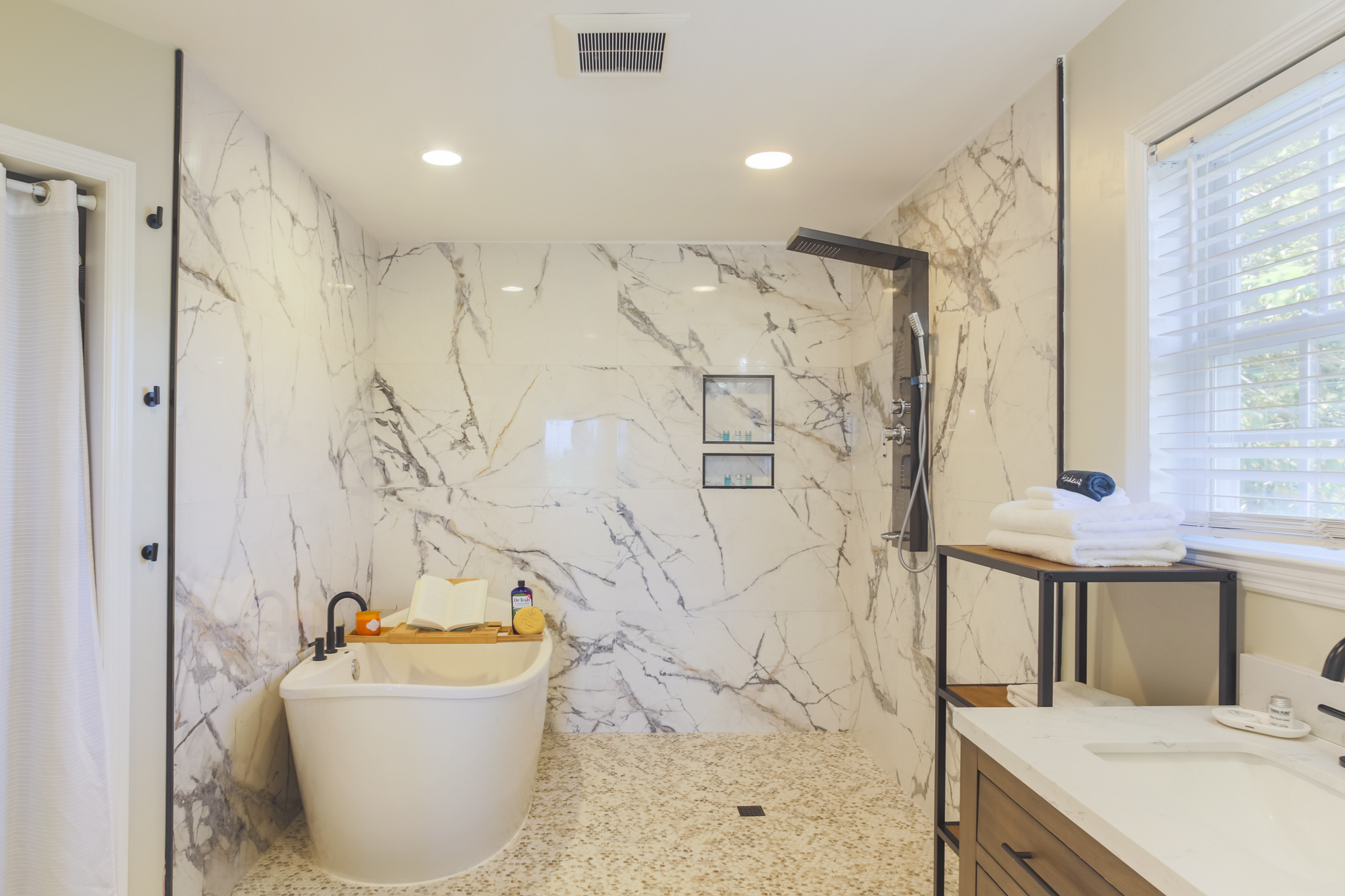 Convenient tub and shower combo designed for comfort and flexibility.