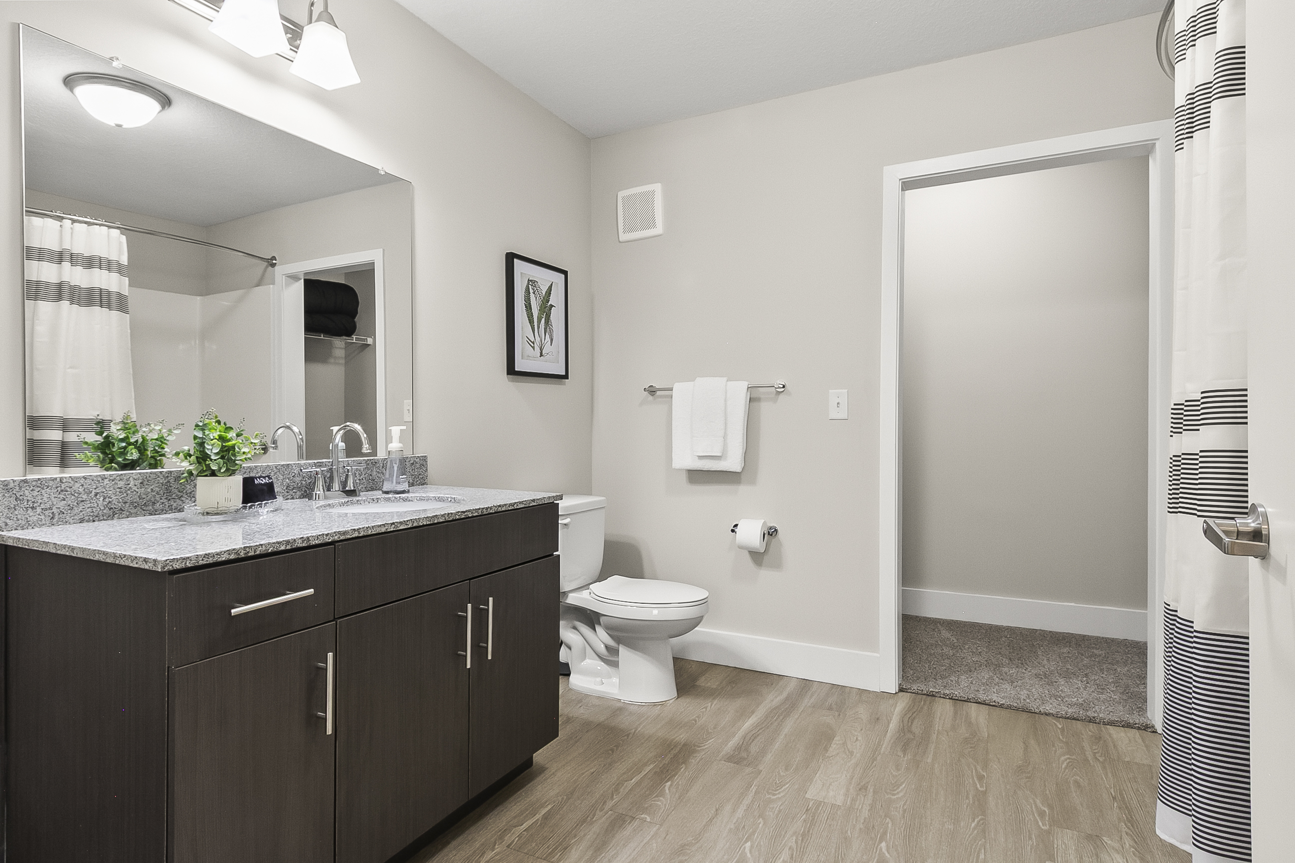 King Bathroom 2