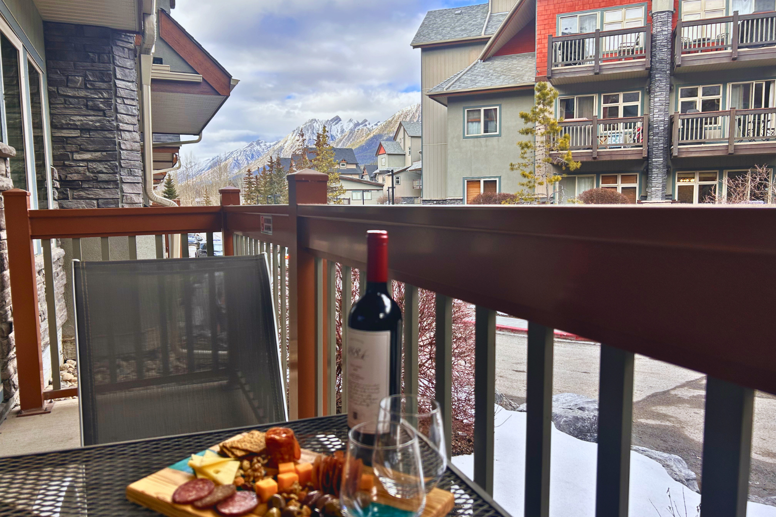 Balcony with Mountain Views!