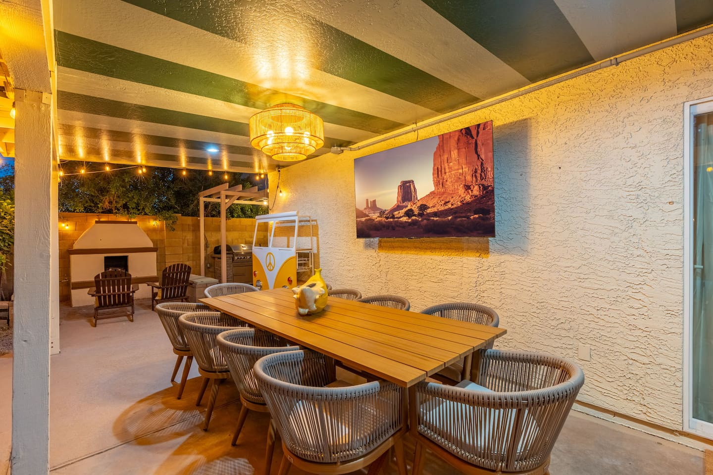 Take dinner outside with seating for 10!