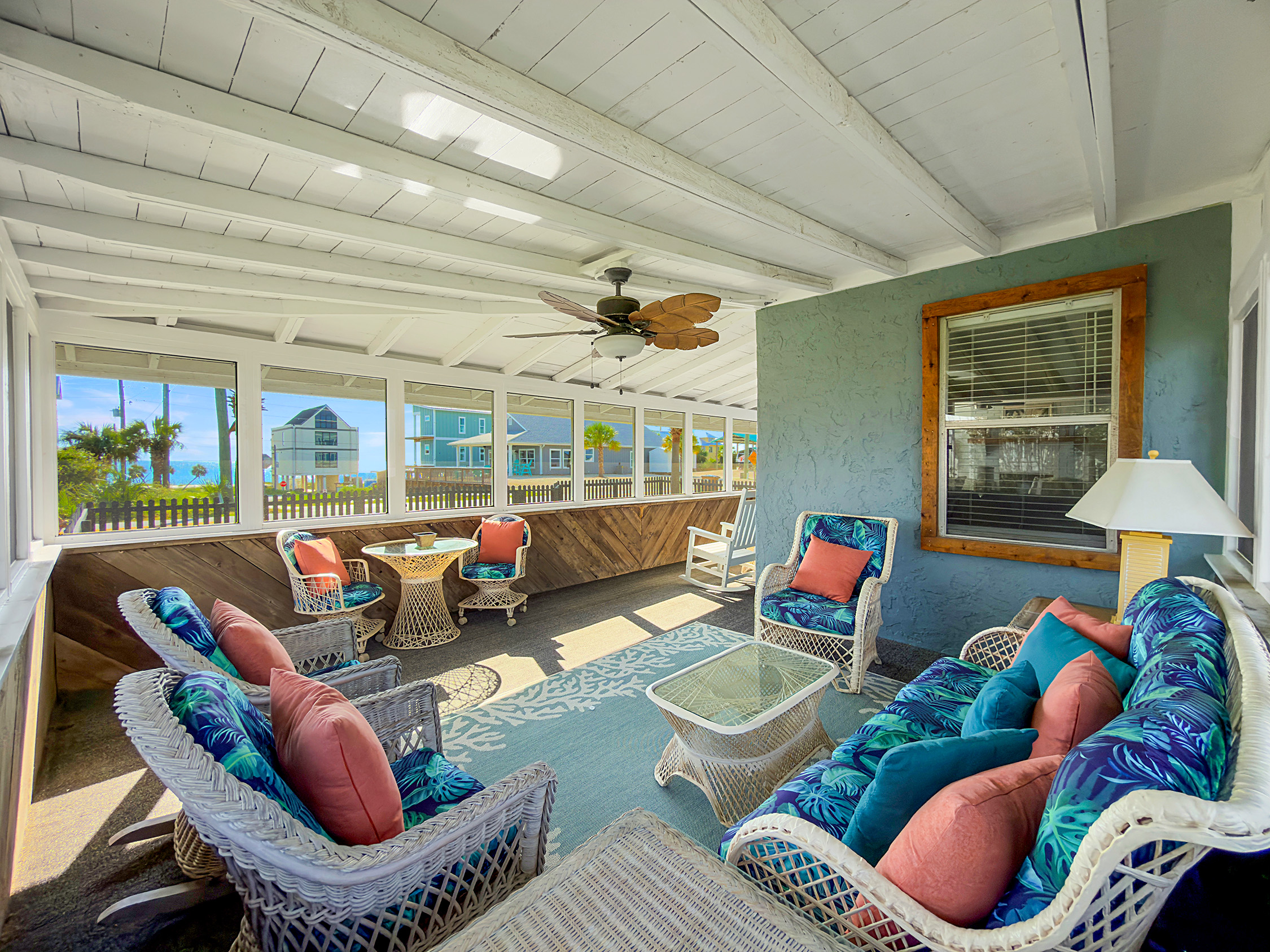 Screened in porch with plenty of seating