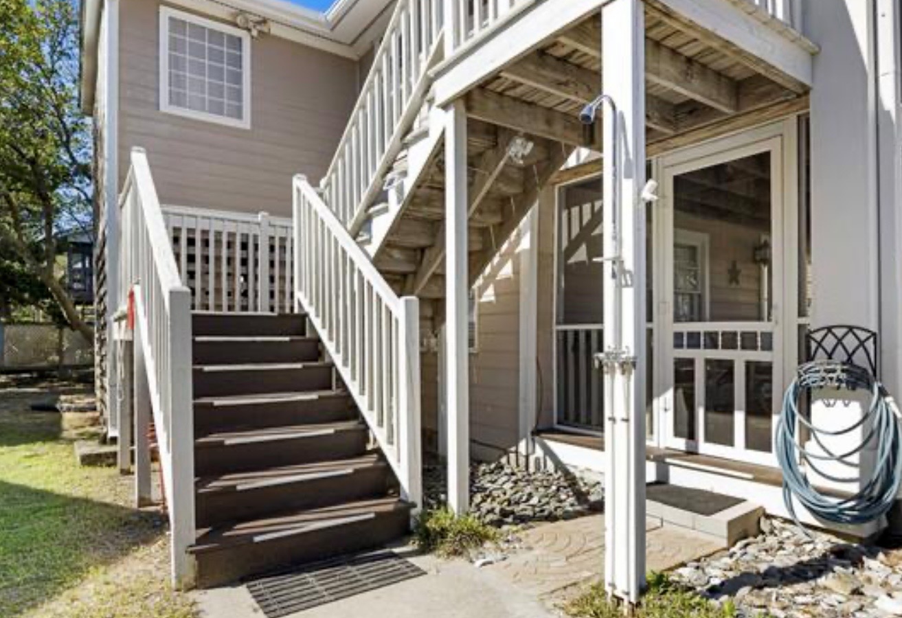 Come and go easily with covered stairs leading right up to the porch. ⭐