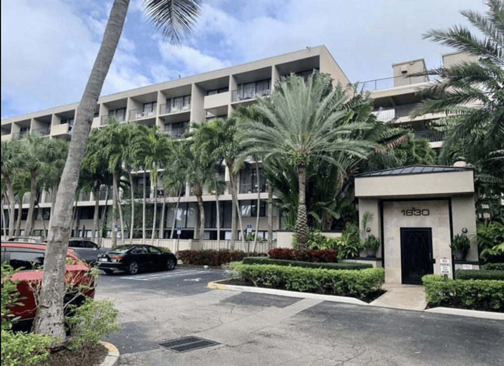 Welcome to the Lakeshore Club Condominiums!