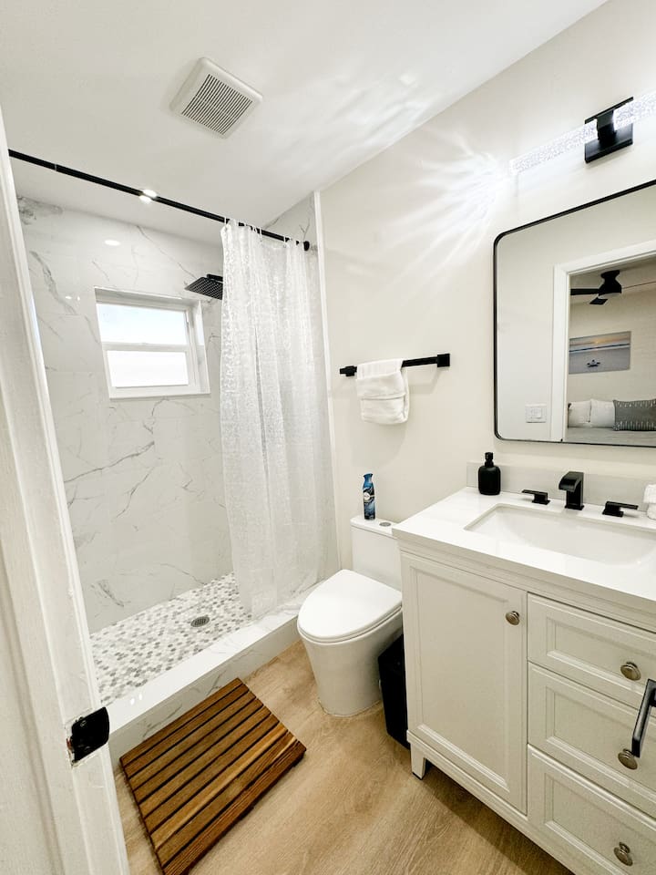 Full bathroom for the Kings Cove