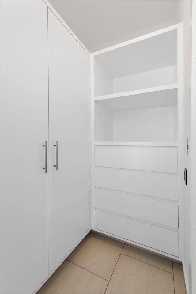 2nd bedroom closet and drawers. 