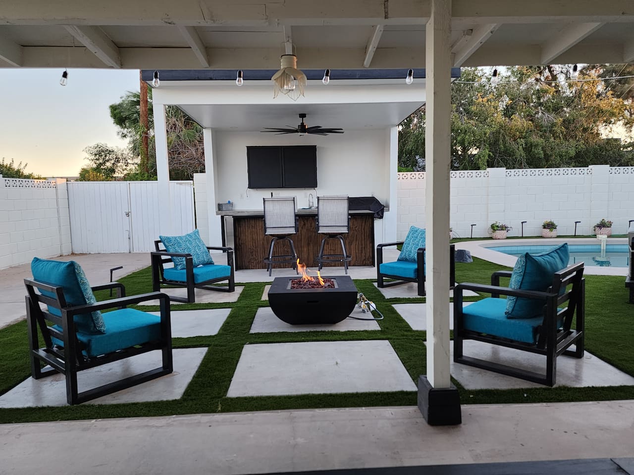 Relax around the inviting fire pit, surrounded by comfortable seating and a welcoming outdoor setting. Perfect for sharing stories and watching the Arizona pink sunrise or sunset.