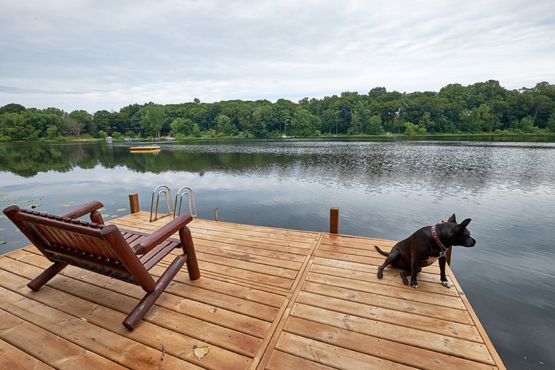Sanctuaire- private dock overlooking the lake with another private floating dock