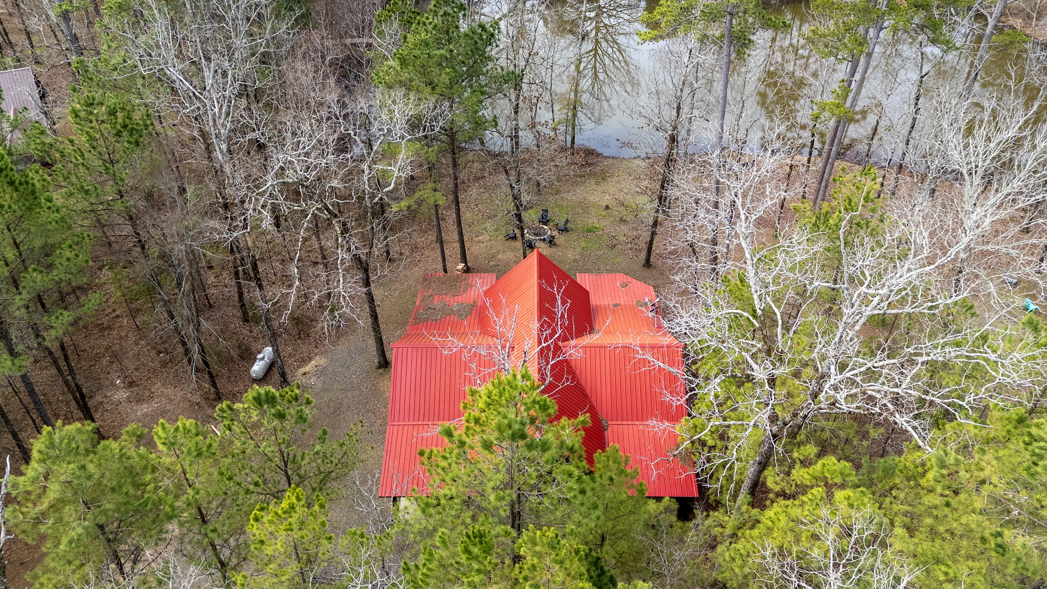 Nestled in the pines with space to breathe, this exterior offers privacy, convenience, and upscale rustic charm all in one inviting setting. 🌲