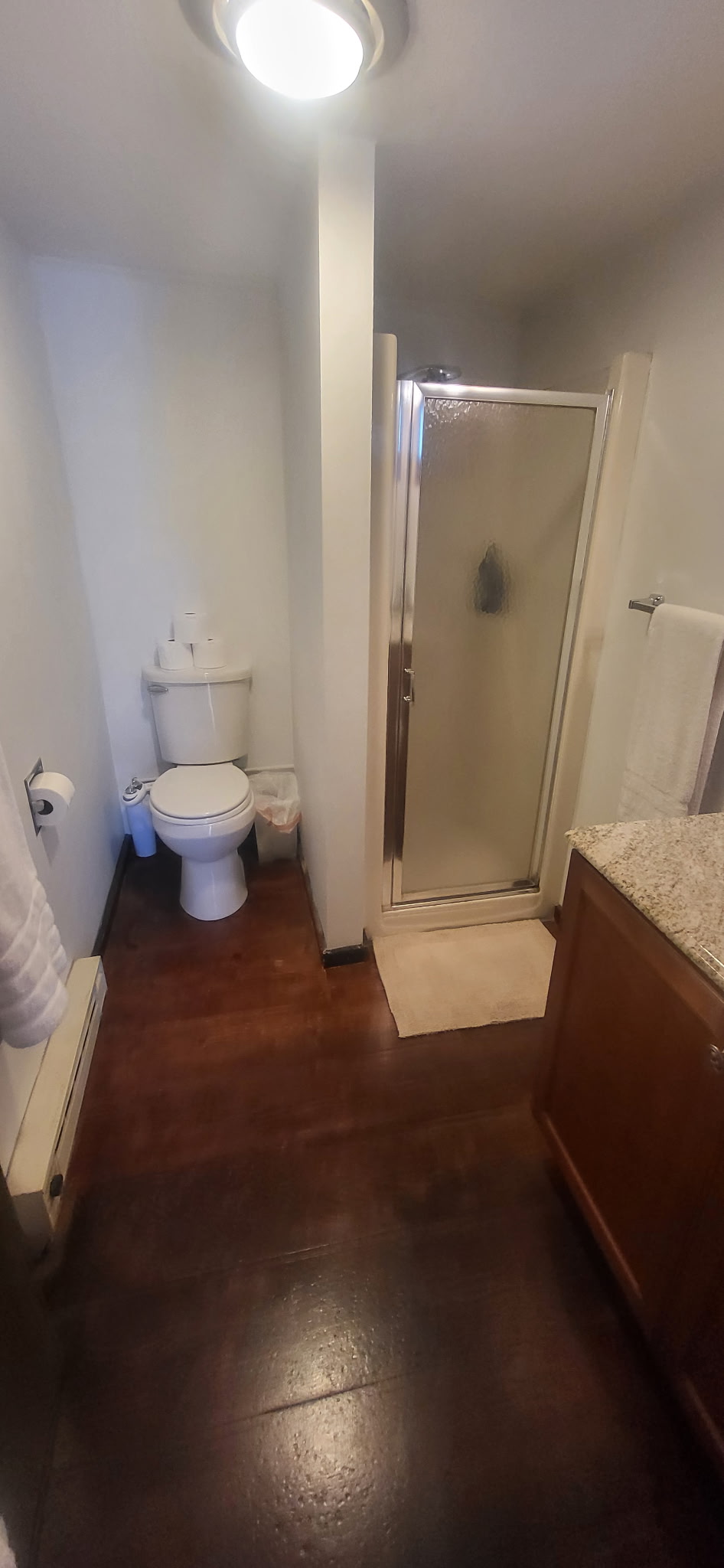 Full bathroom w shower in 2 bedroom barn apt