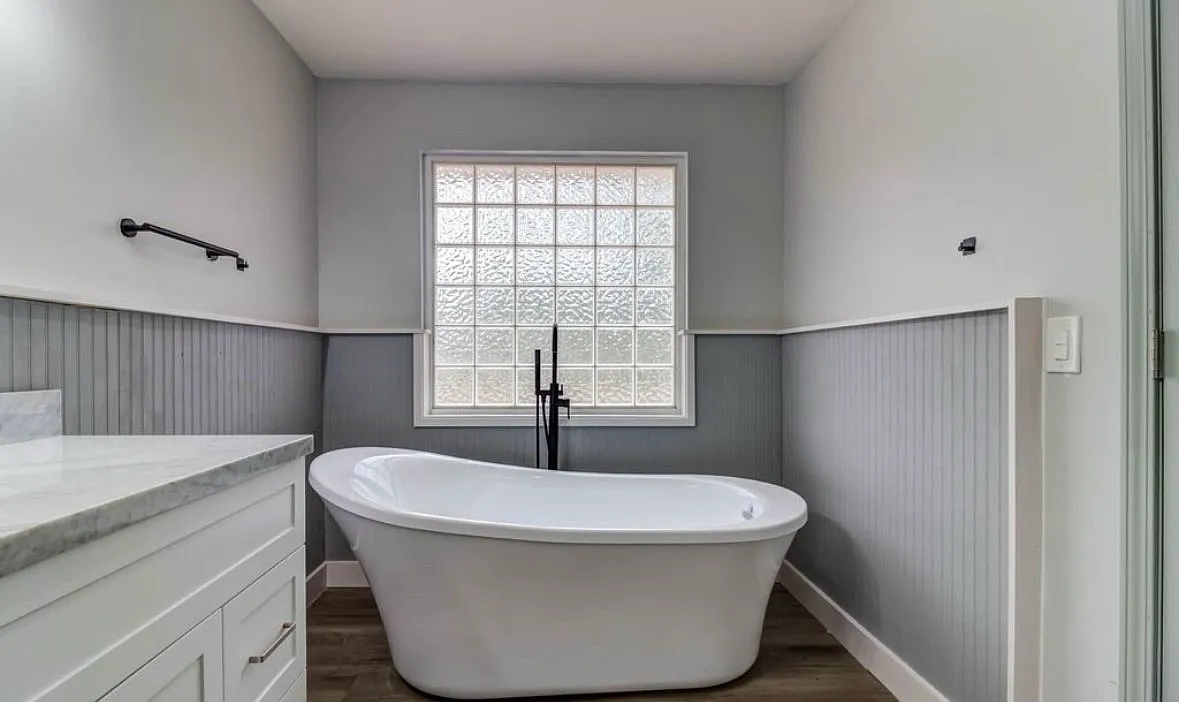 Master bathroom- soaking tub 