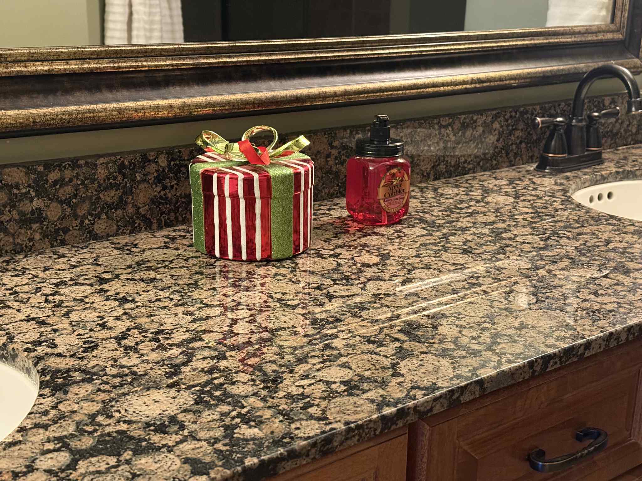 We can't forget the kitchen when it comes to Christmas!!
